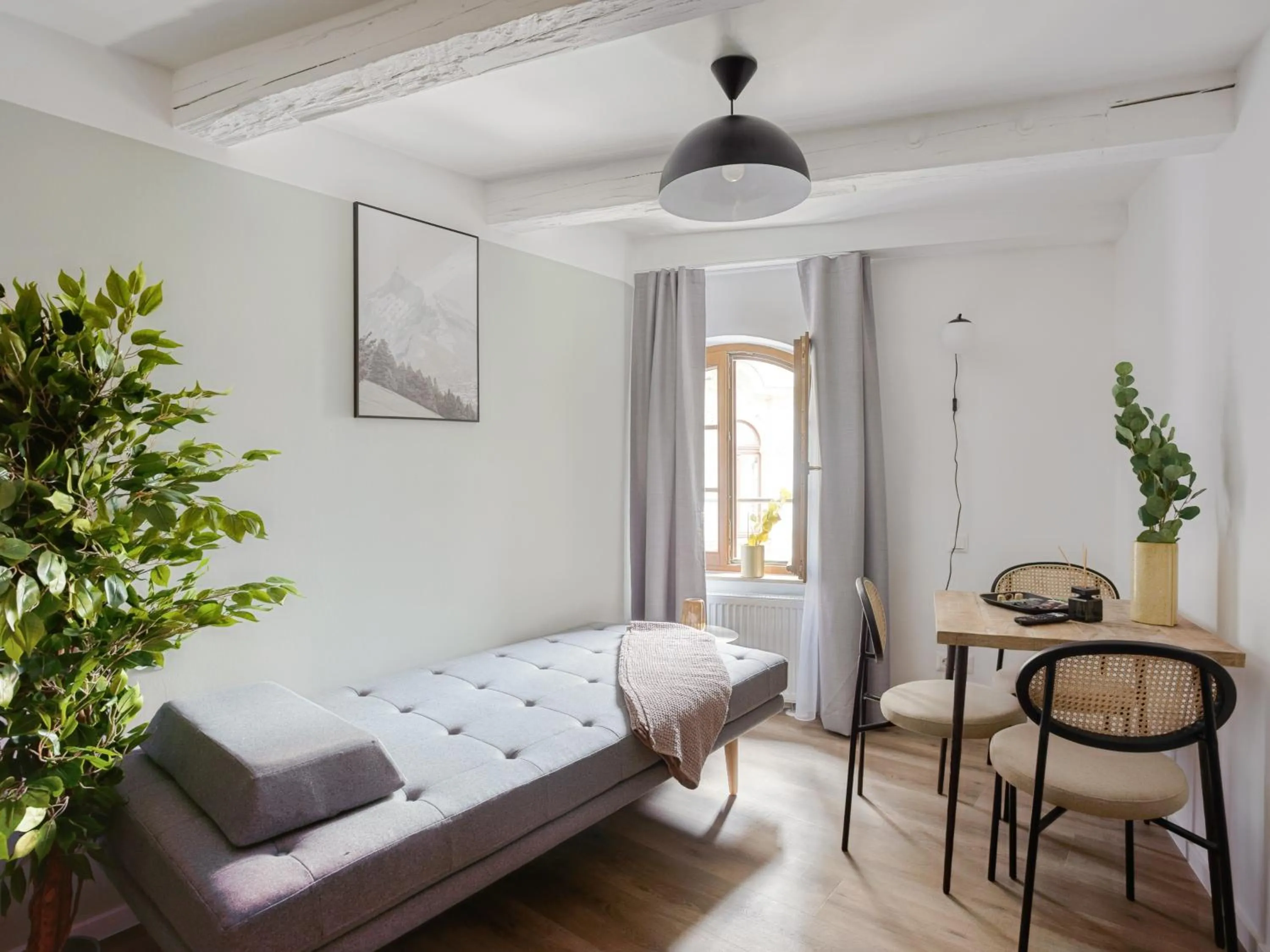 Seating area, Bed in Limehome Zwickau Hauptmarkt