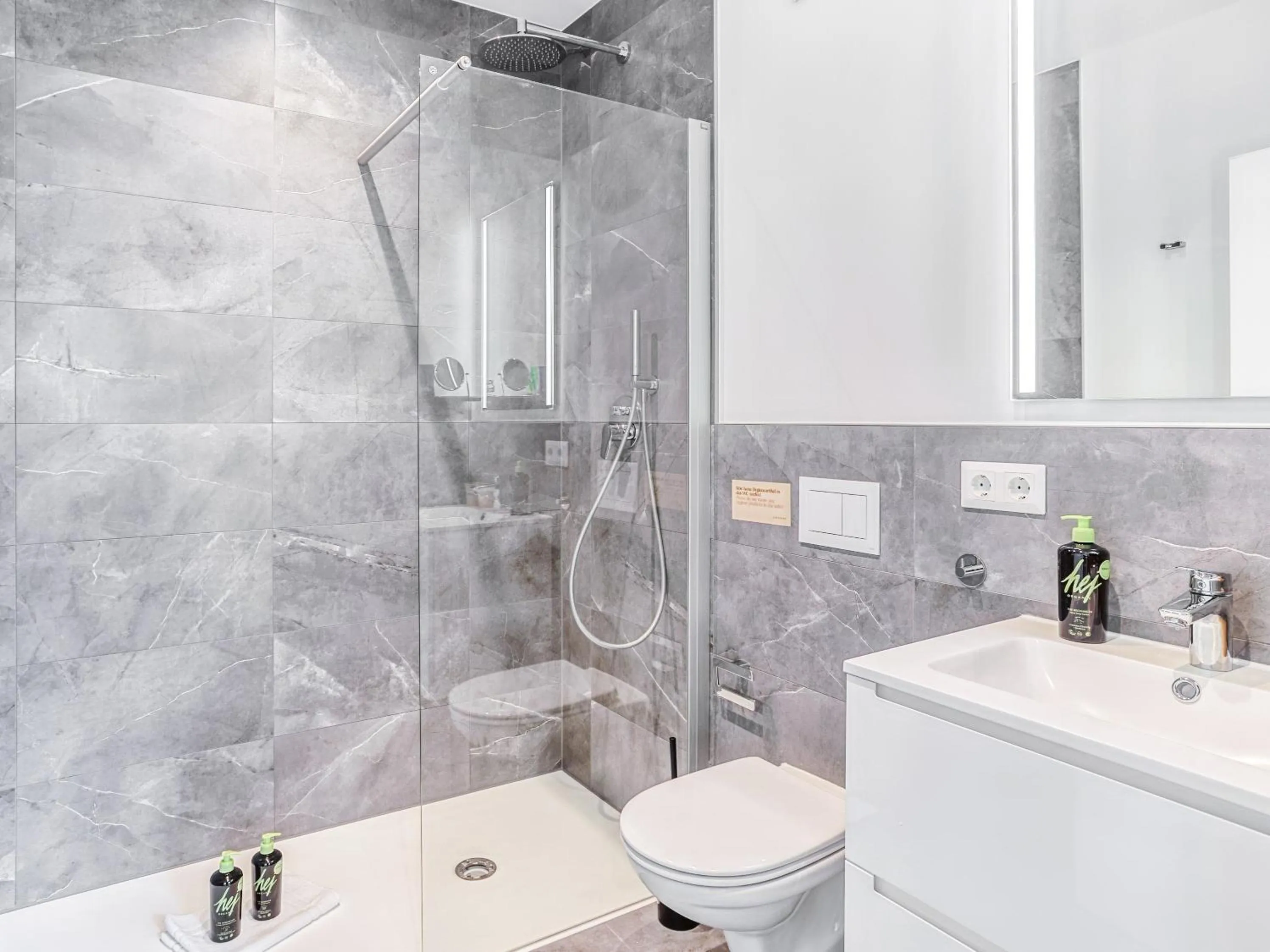 Shower in Limehome Zwickau Hauptmarkt