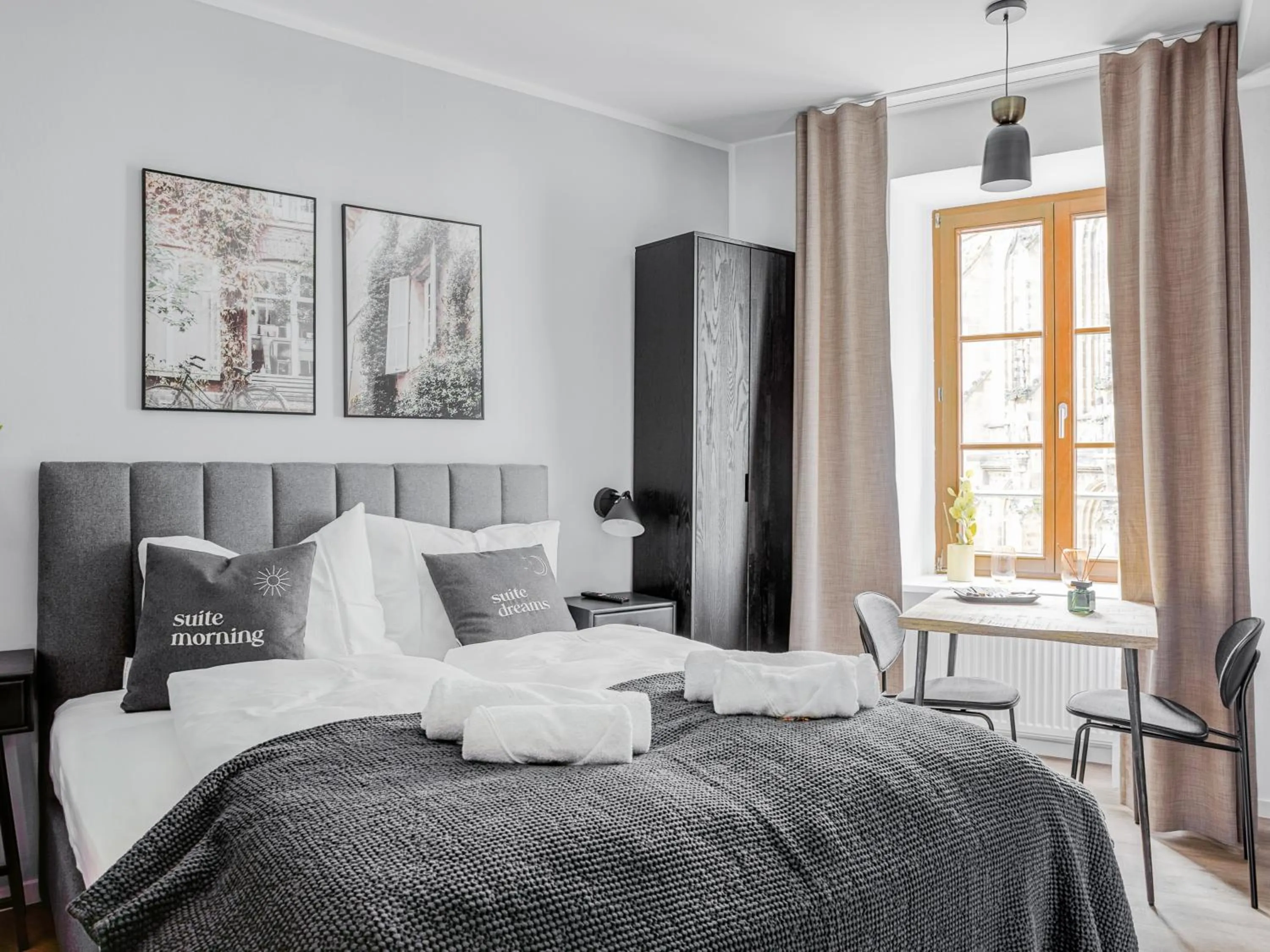 Bed in Limehome Zwickau Hauptmarkt