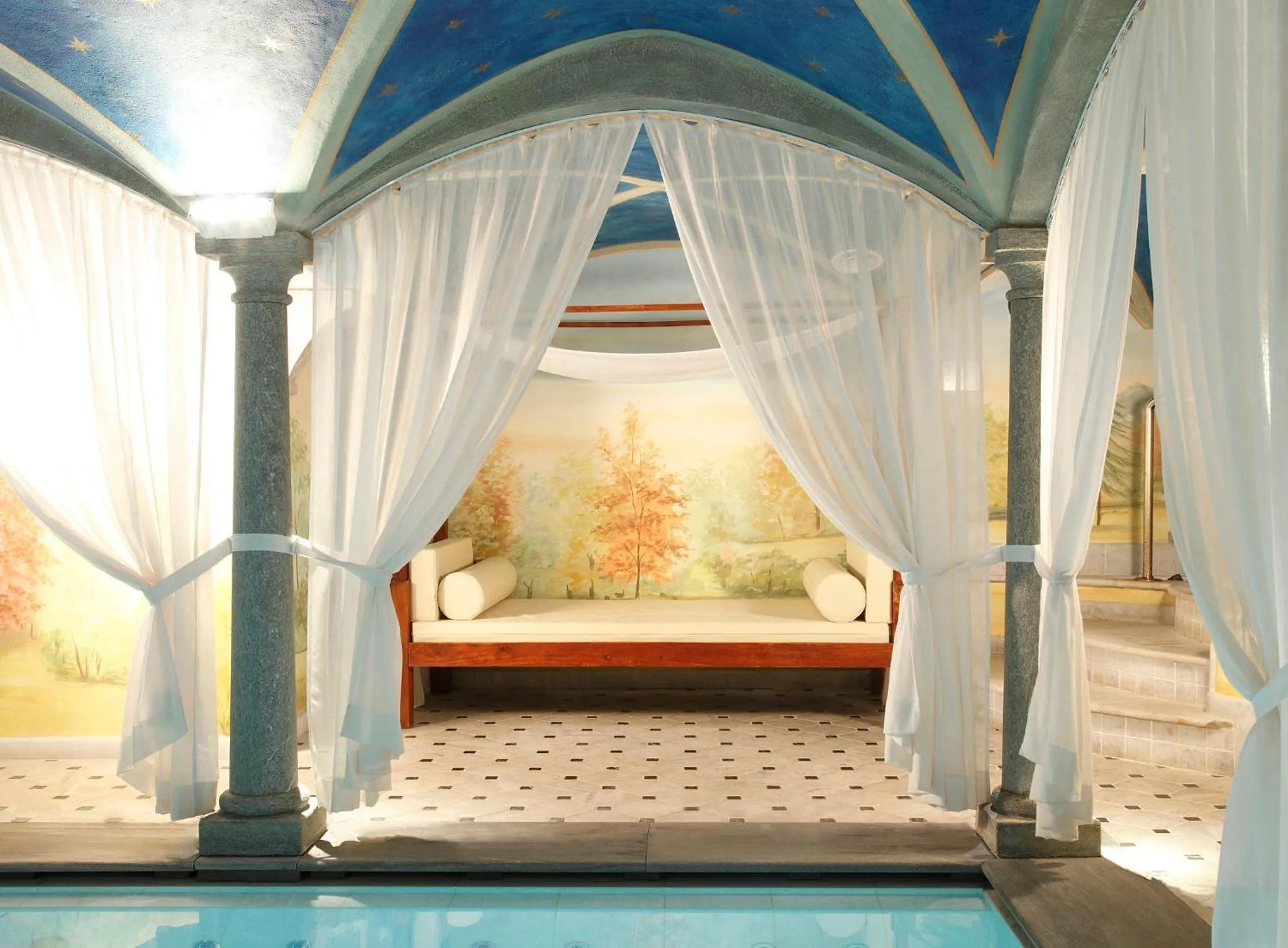 Hot Tub, Bed in Hotel Miramonti