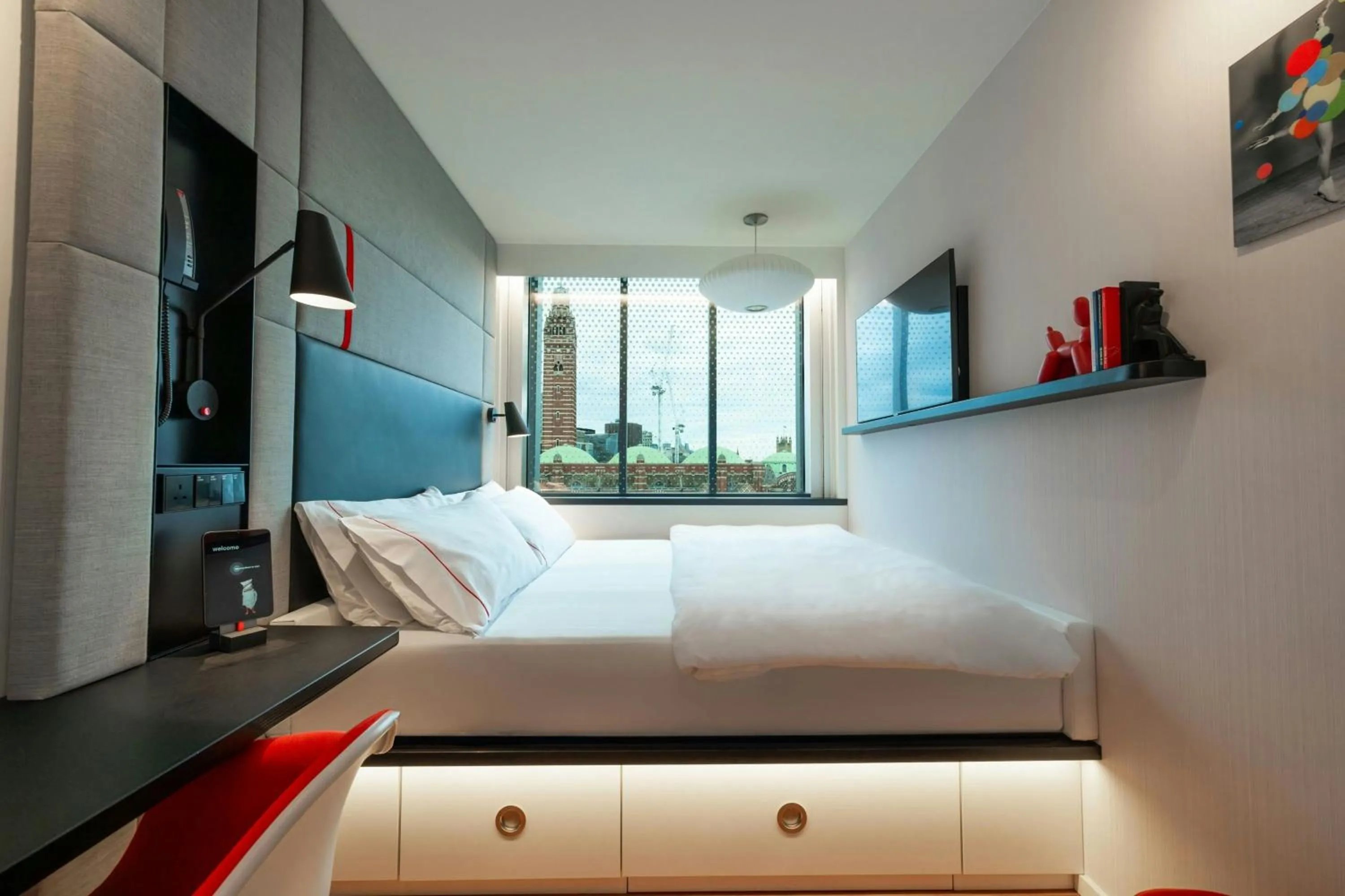 Bedroom, Bed in citizenM London Victoria Station
