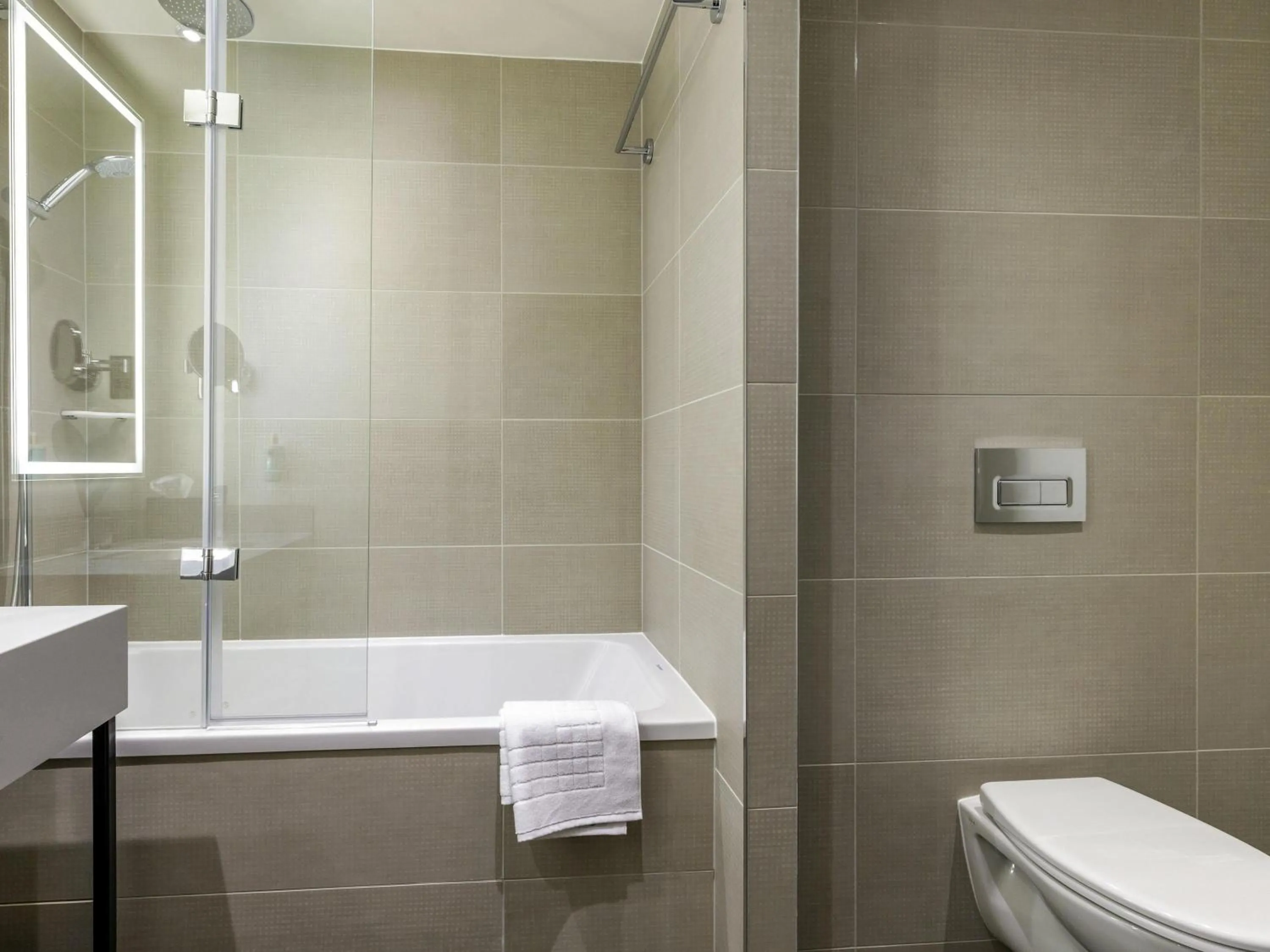 Bedroom in Novotel Liverpool Paddington Village