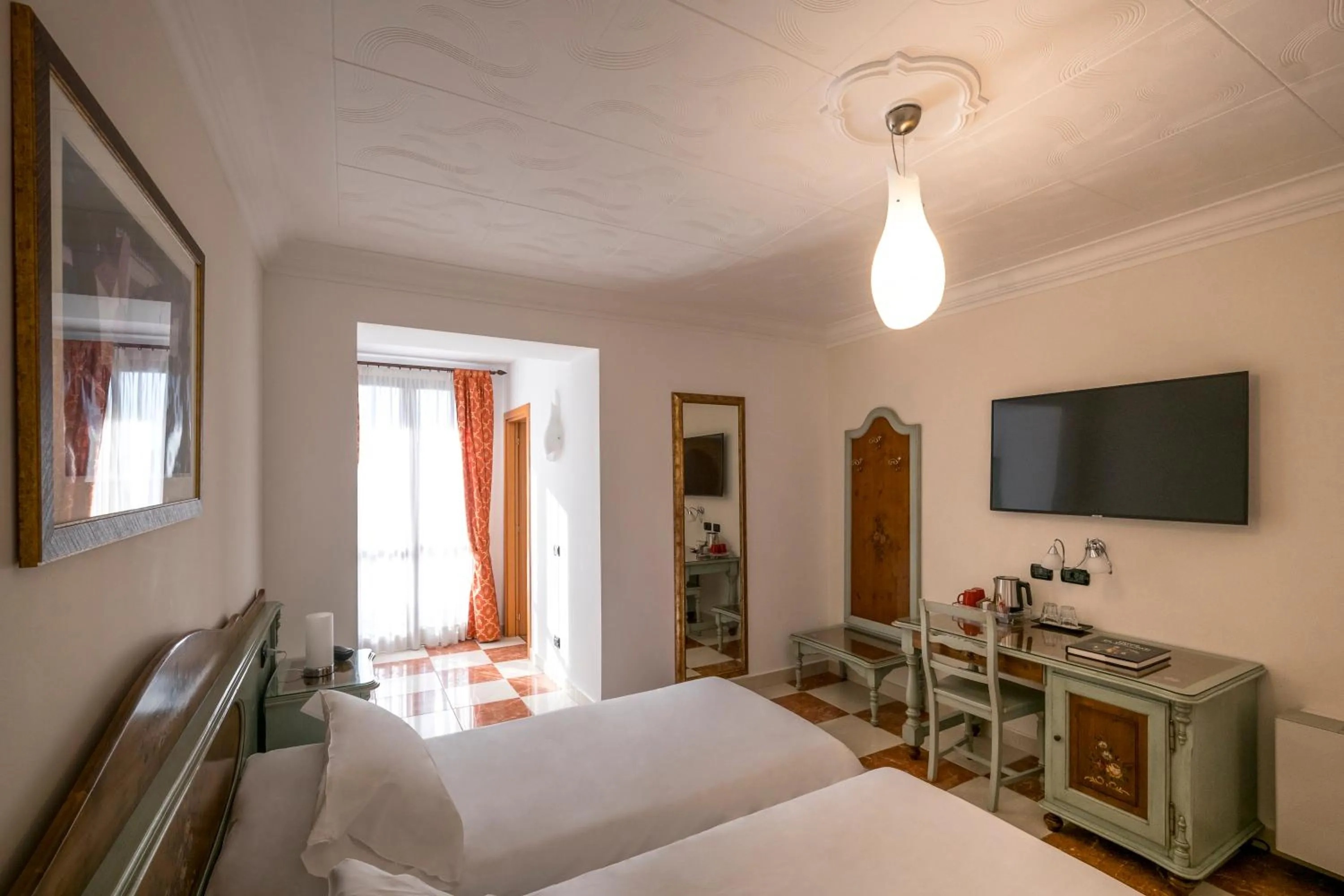 Photo of the whole room, Bed in Hotel Ungheria Varese 1946