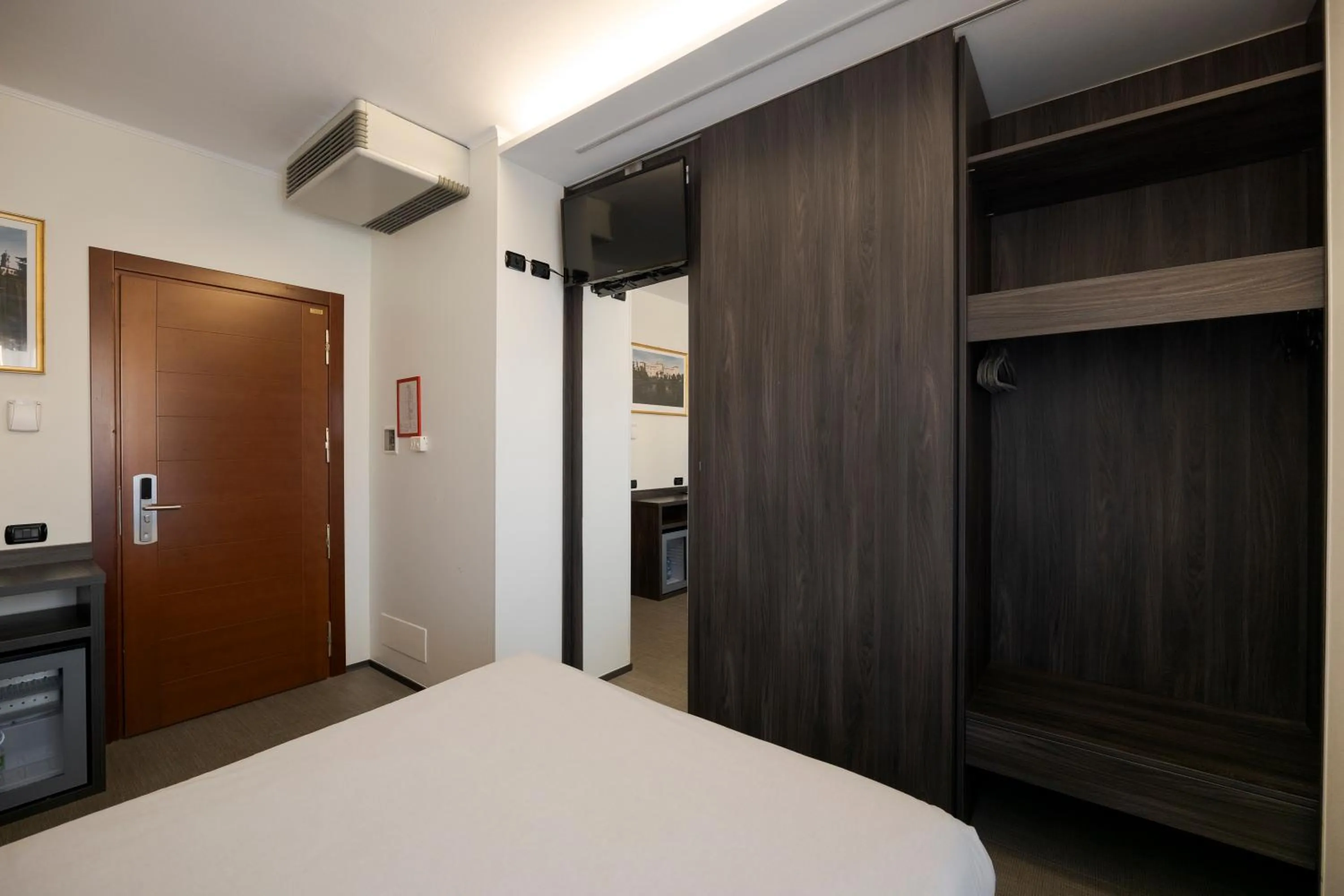 wardrobe, Bed in Hotel Ungheria Varese 1946