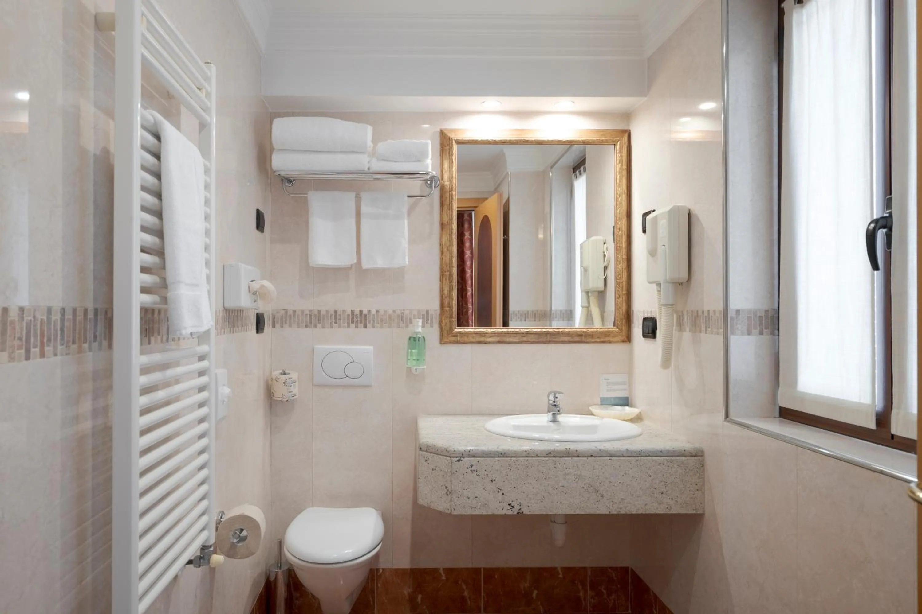 Bathroom in Hotel Ungheria Varese 1946