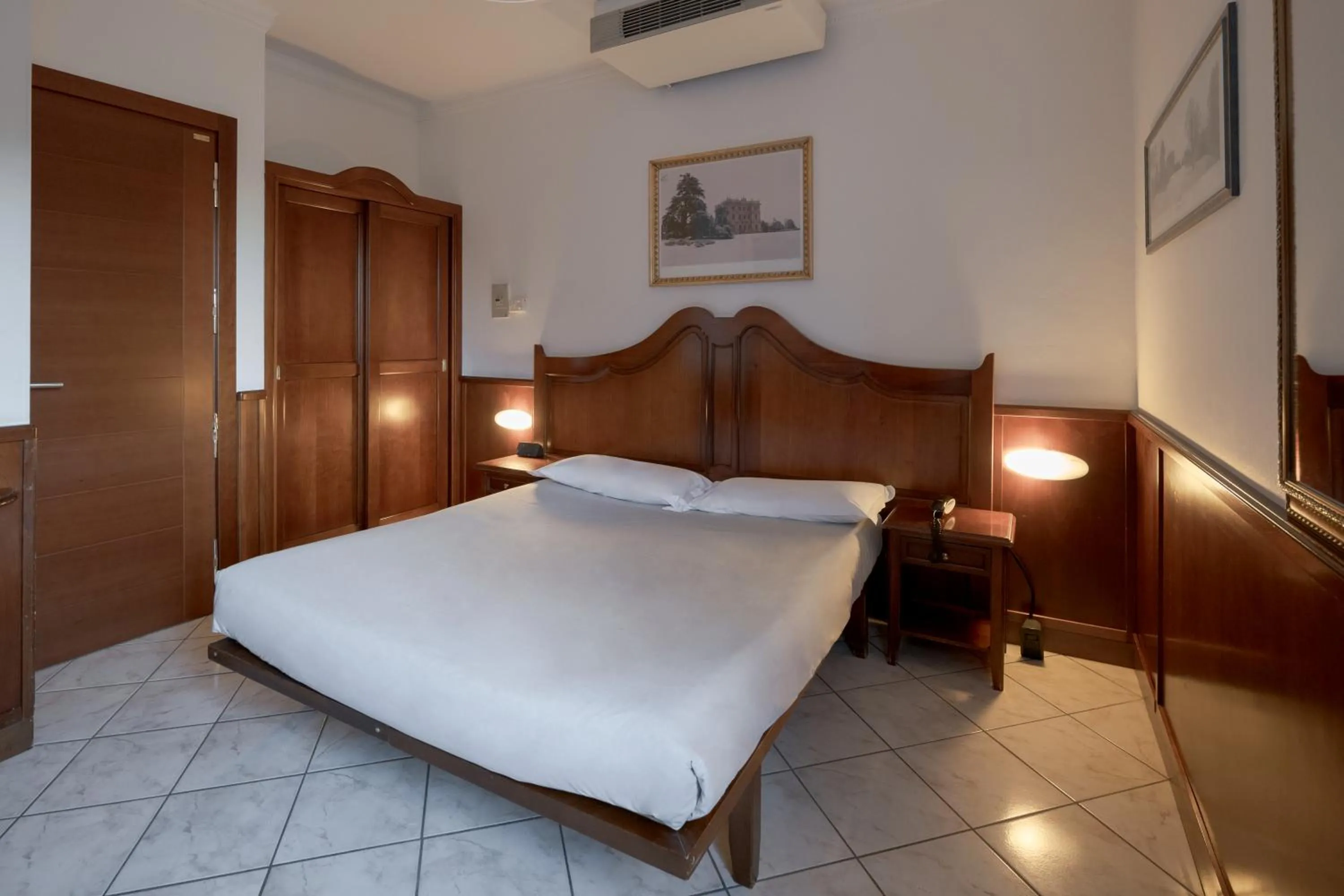 Bed in Hotel Ungheria Varese 1946