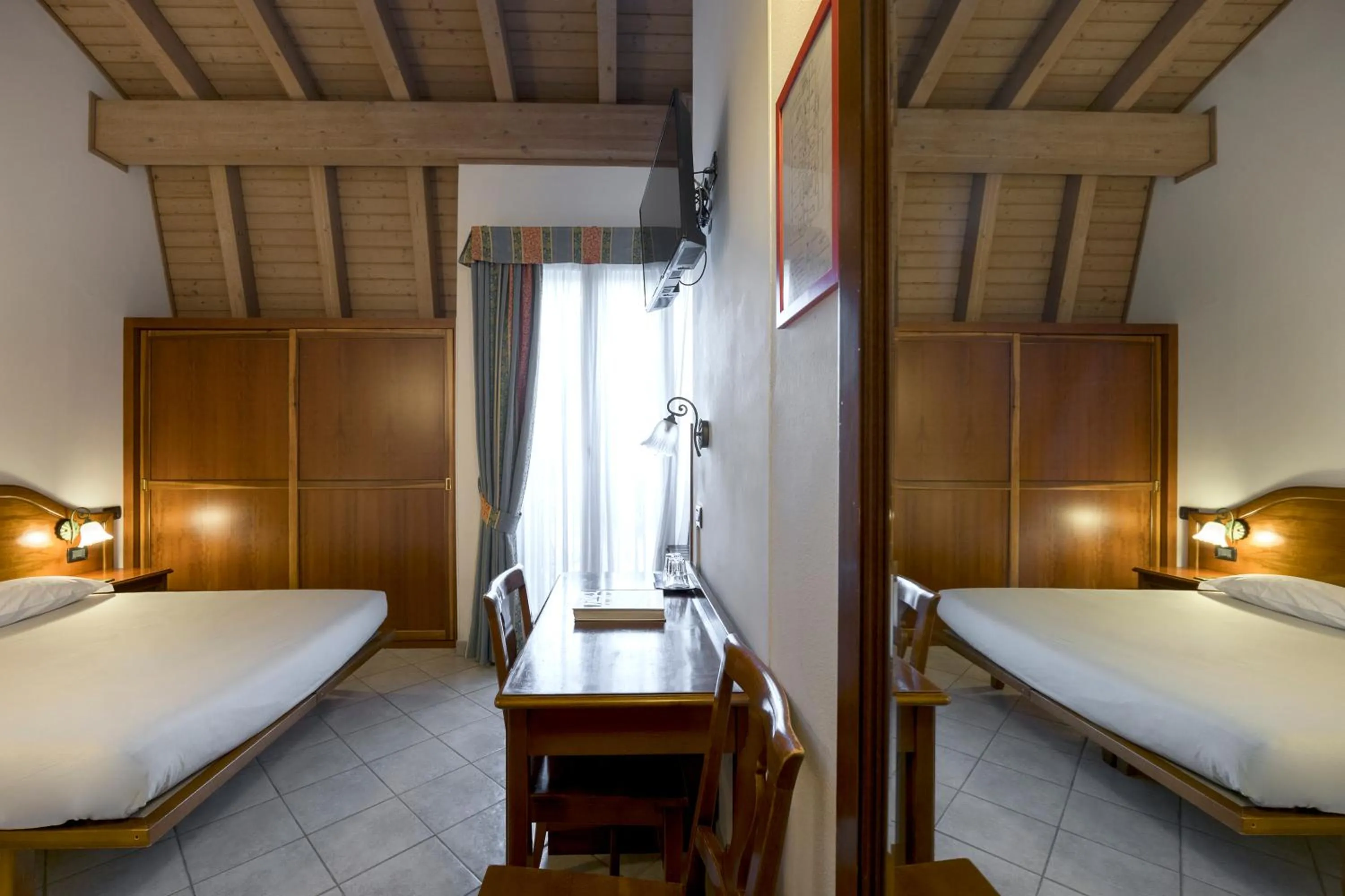 Photo of the whole room, Bed in Hotel Ungheria Varese 1946