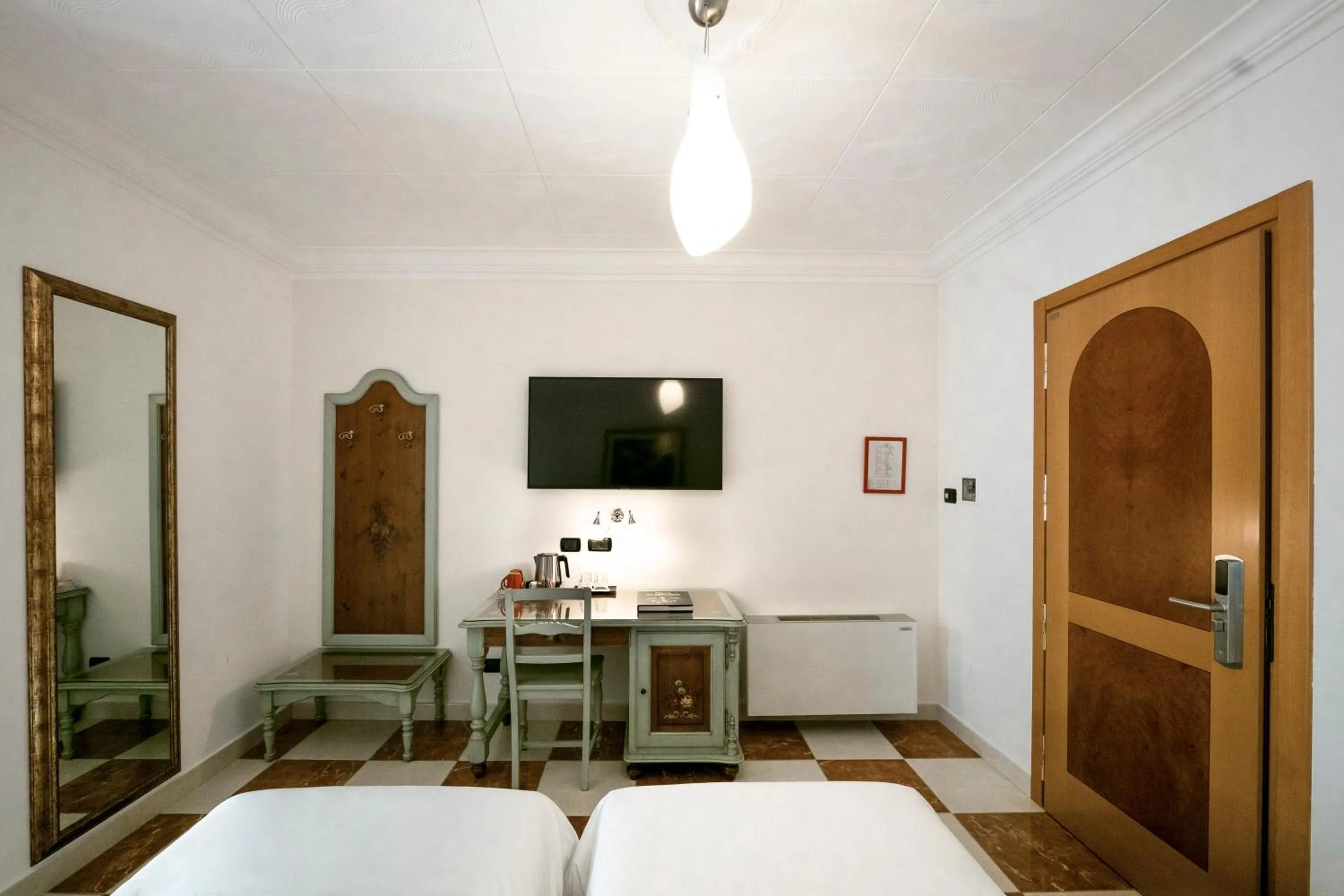 Photo of the whole room, Bed in Hotel Ungheria Varese 1946