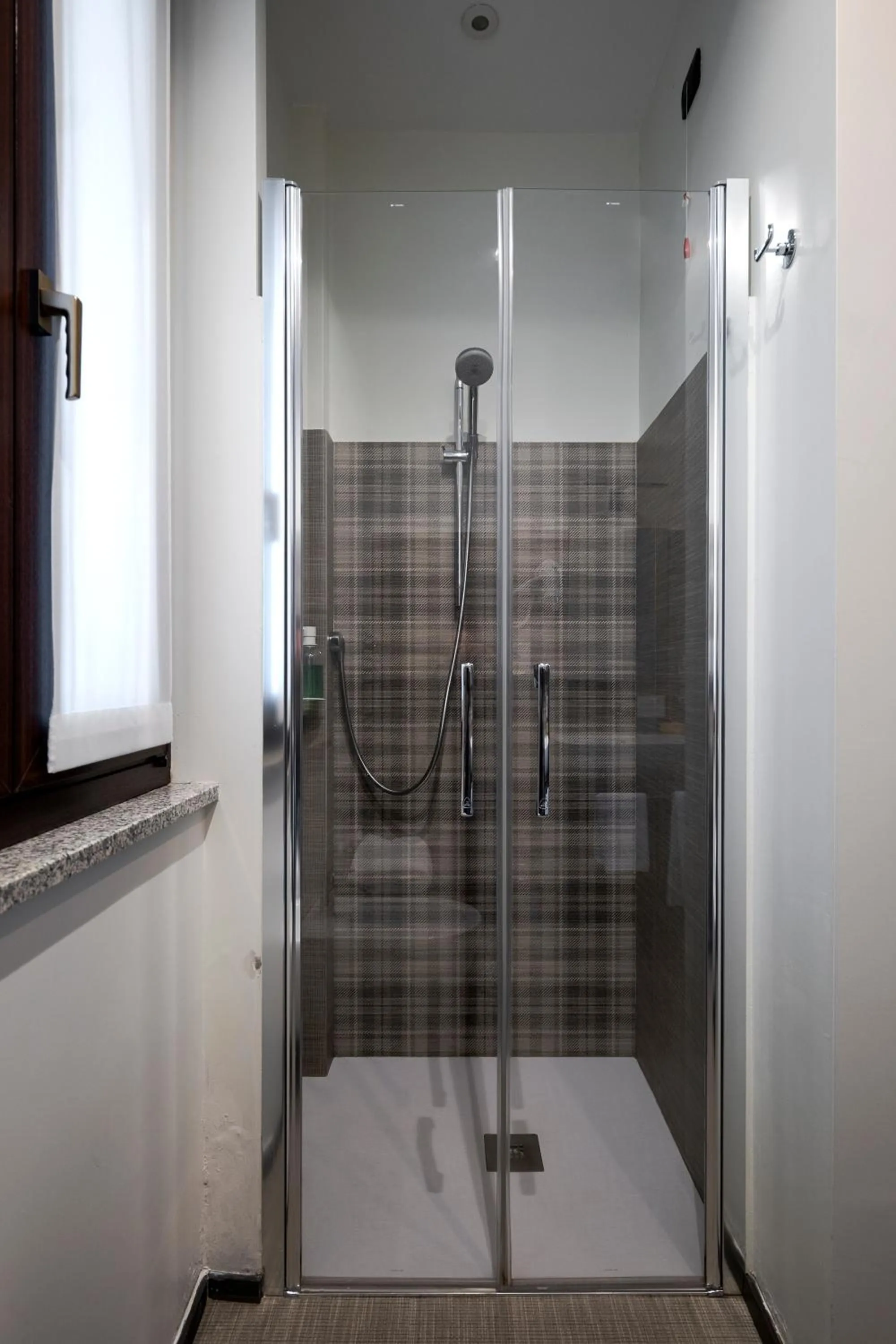 Shower in Hotel Ungheria Varese 1946