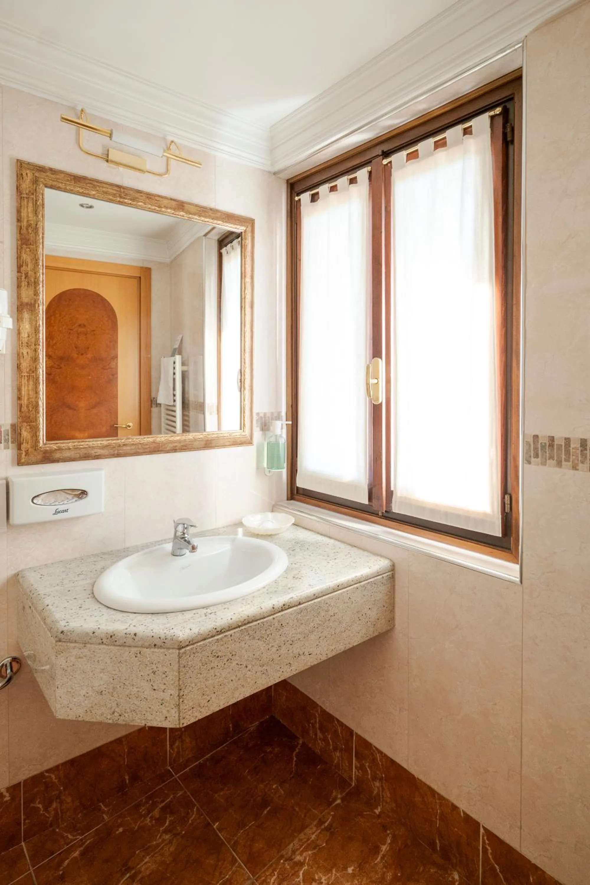 Bathroom in Hotel Ungheria Varese 1946