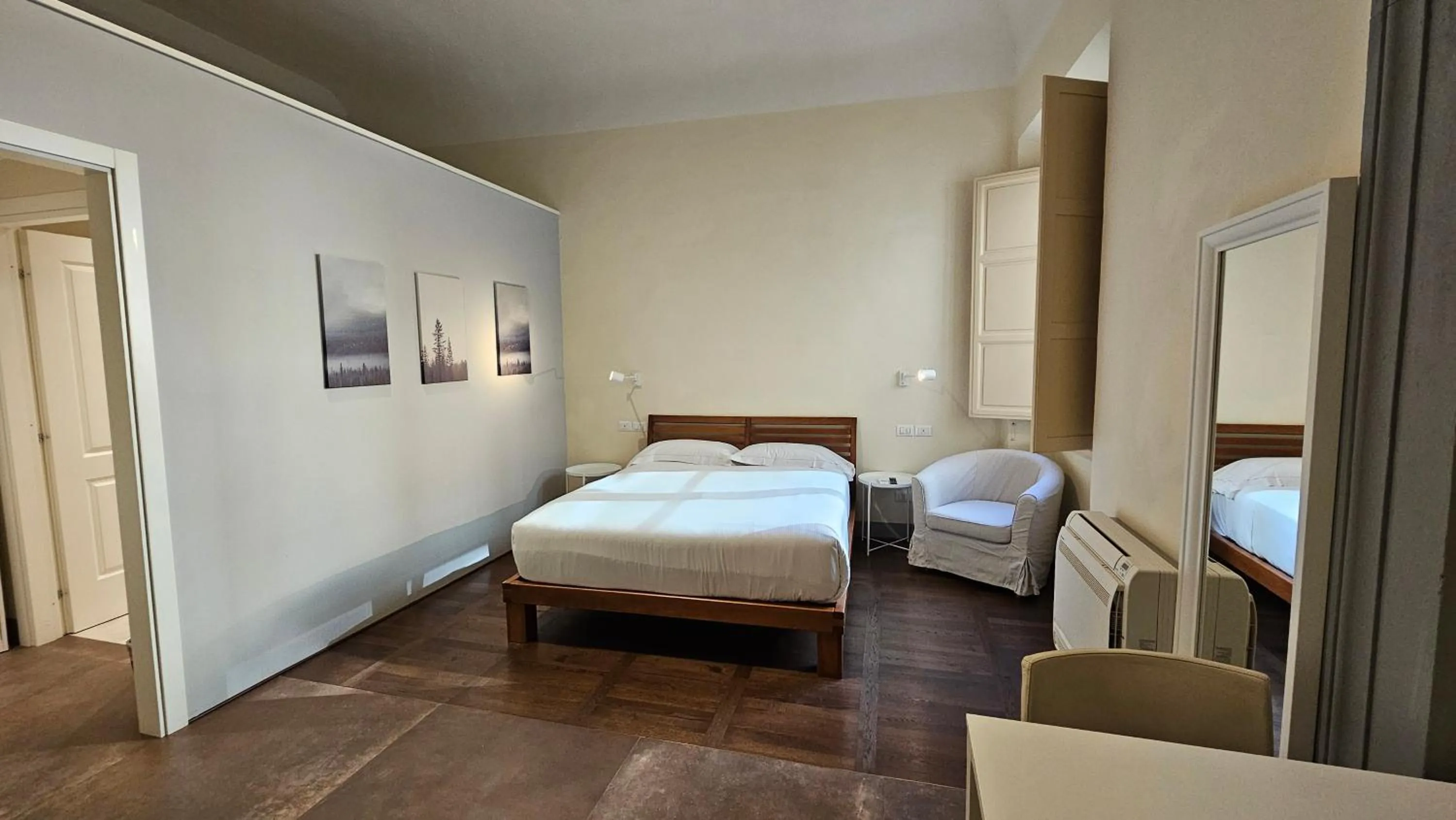 Photo of the whole room, Bed in Borghese Palace Art Hotel