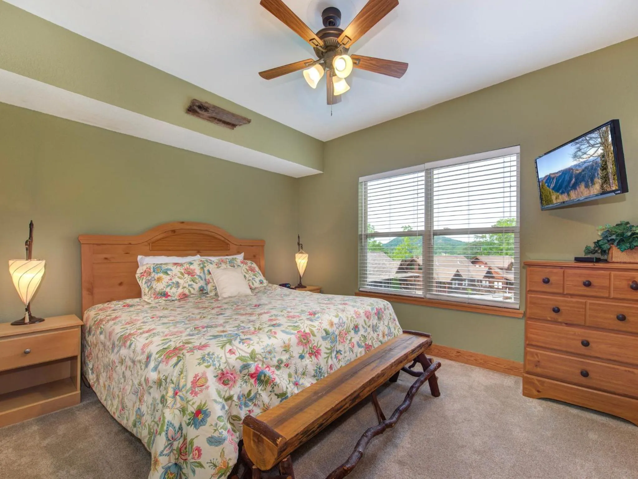 Bedroom, Bed in Journeys End 3209