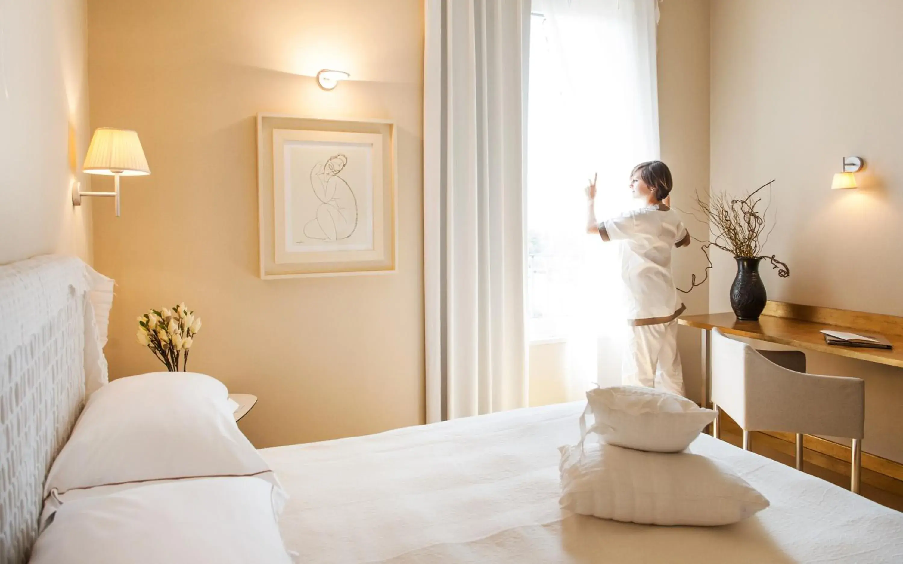 Staff, Bed in Cosmo Hotel Palace Staff, Bed in Cosmo Hotel Palace