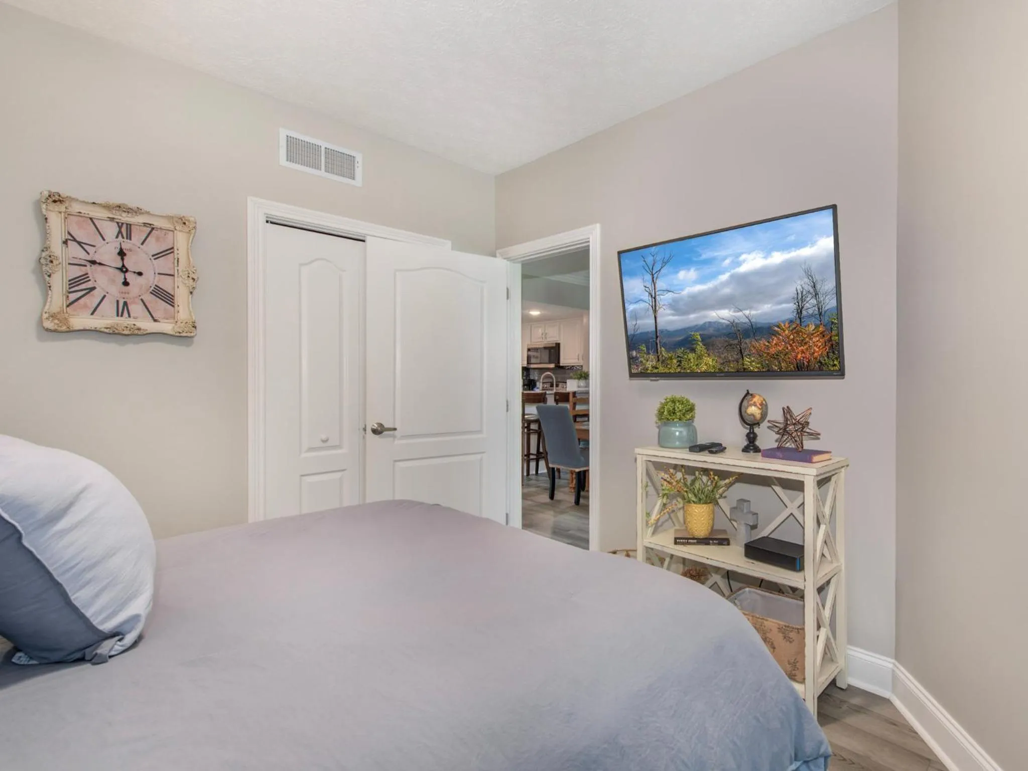 Bedroom, Bed in Lazy Bears Den 2103