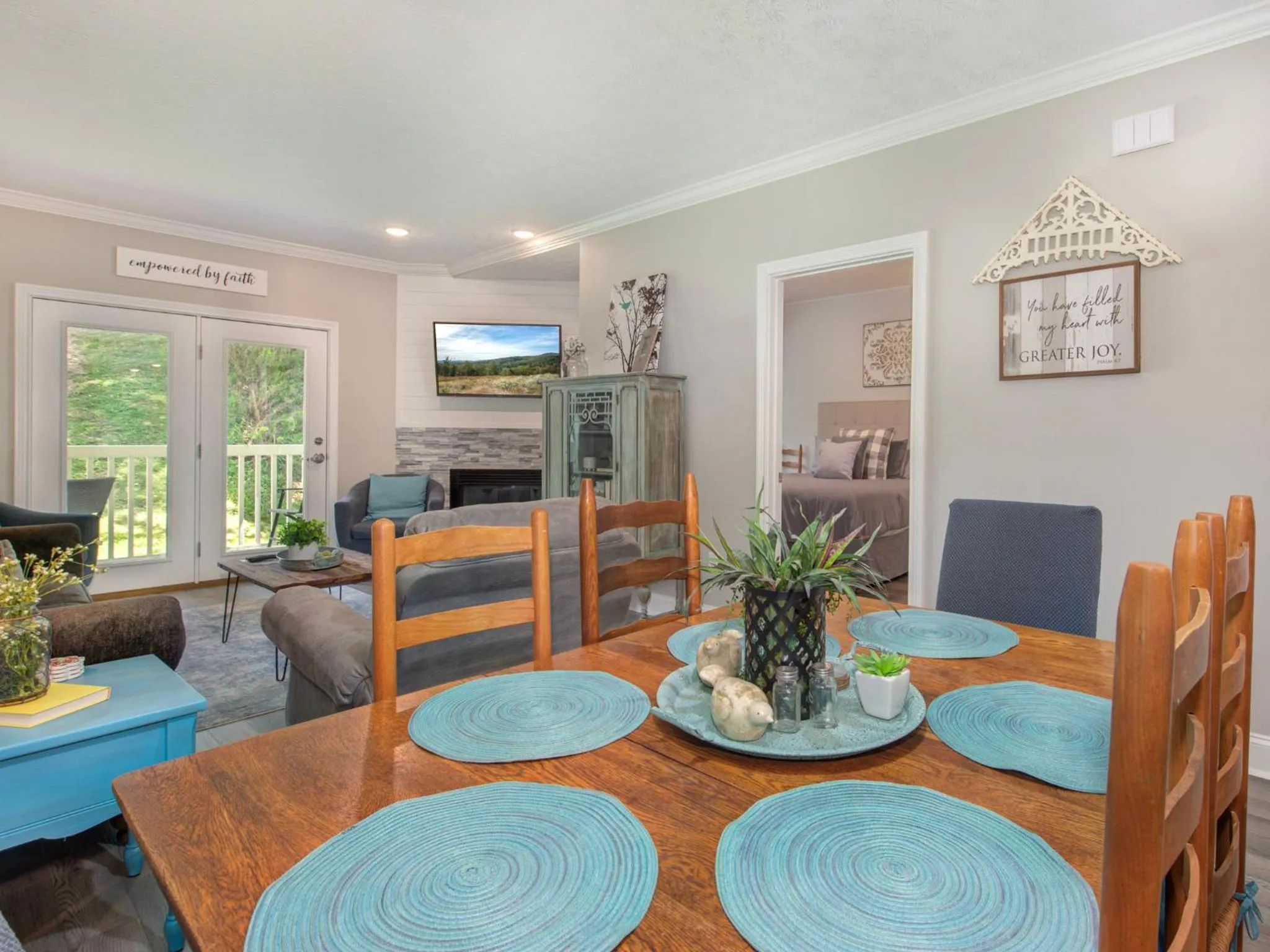 Living room in Lazy Bears Den 2103