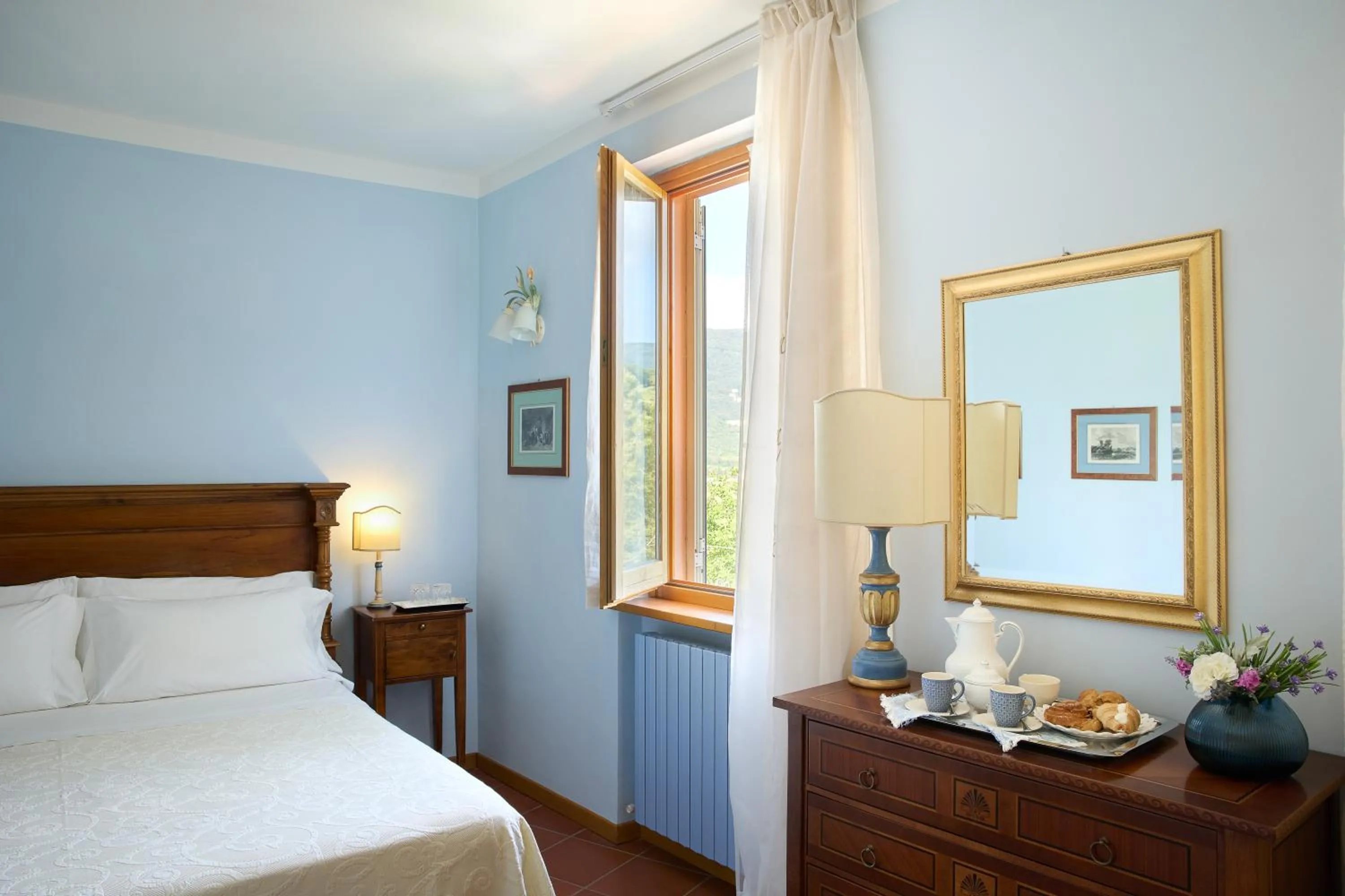 View (from property/room), Bed in Albergo Villa Cristina