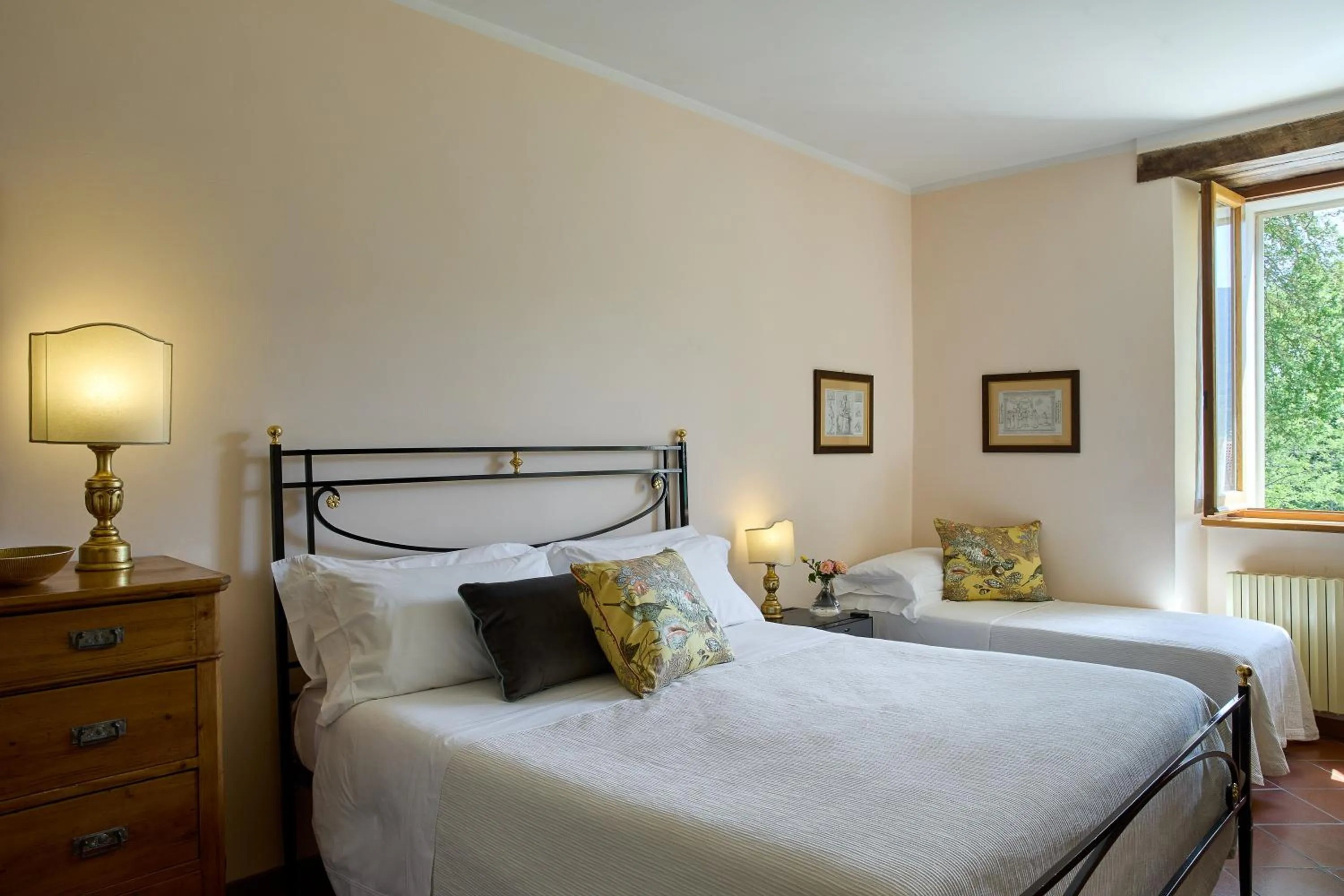 View (from property/room), Bed in Albergo Villa Cristina
