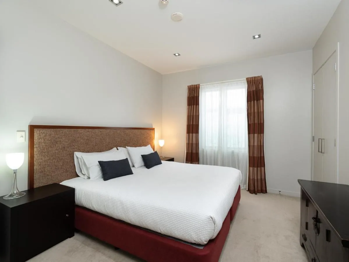 Shower, Bed in Oceanside - Paihia Waterfront Apartment