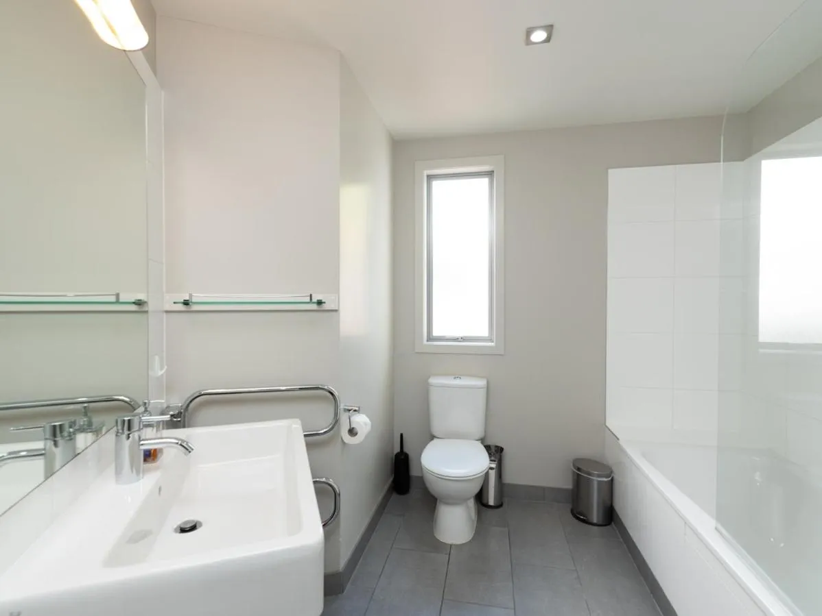Shower in Oceanside - Paihia Waterfront Apartment