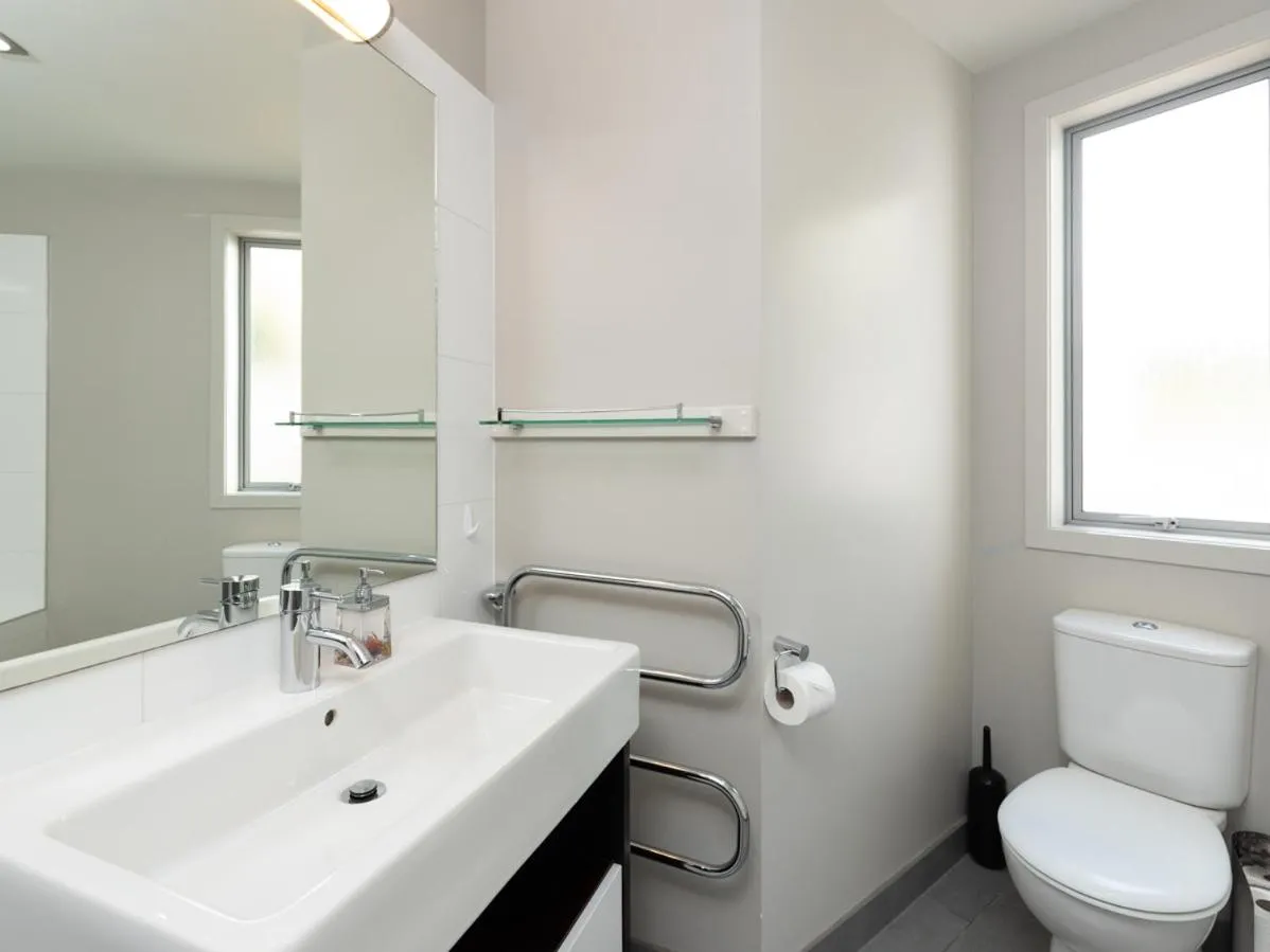 Shower in Oceanside - Paihia Waterfront Apartment