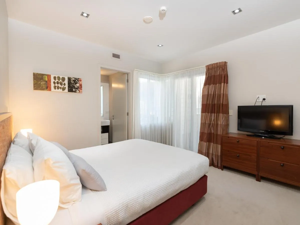Shower, Bed in Oceanside - Paihia Waterfront Apartment