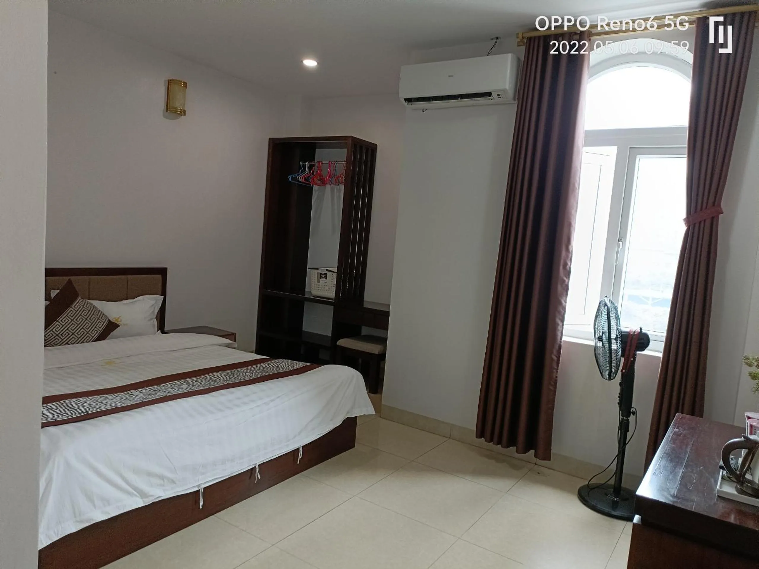 room service, Bed in SONG HONG VIEW HOTEL