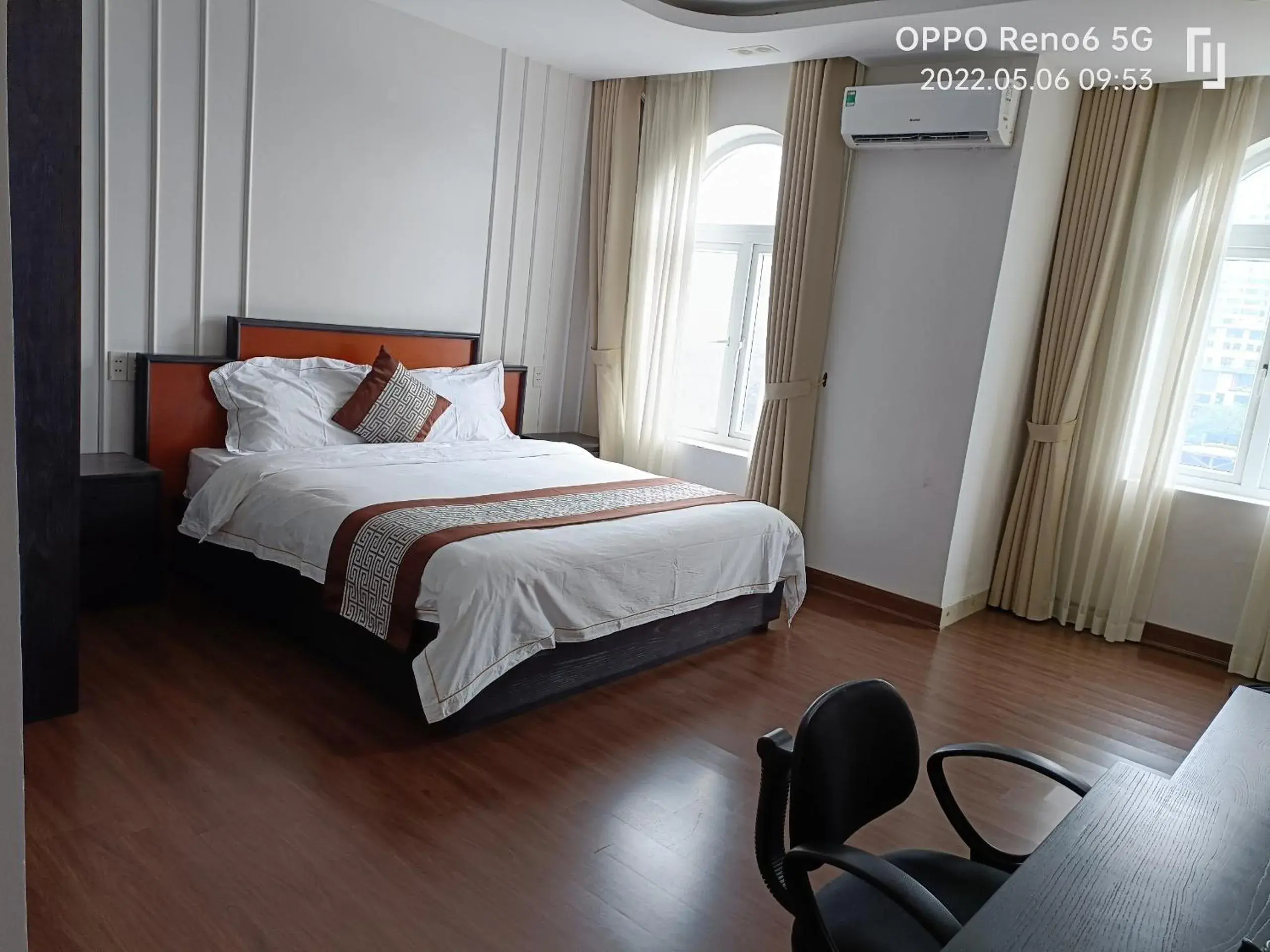 View (from property/room), Bed in SONG HONG VIEW HOTEL View (from property/room), Bed in SONG HONG VIEW HOTEL