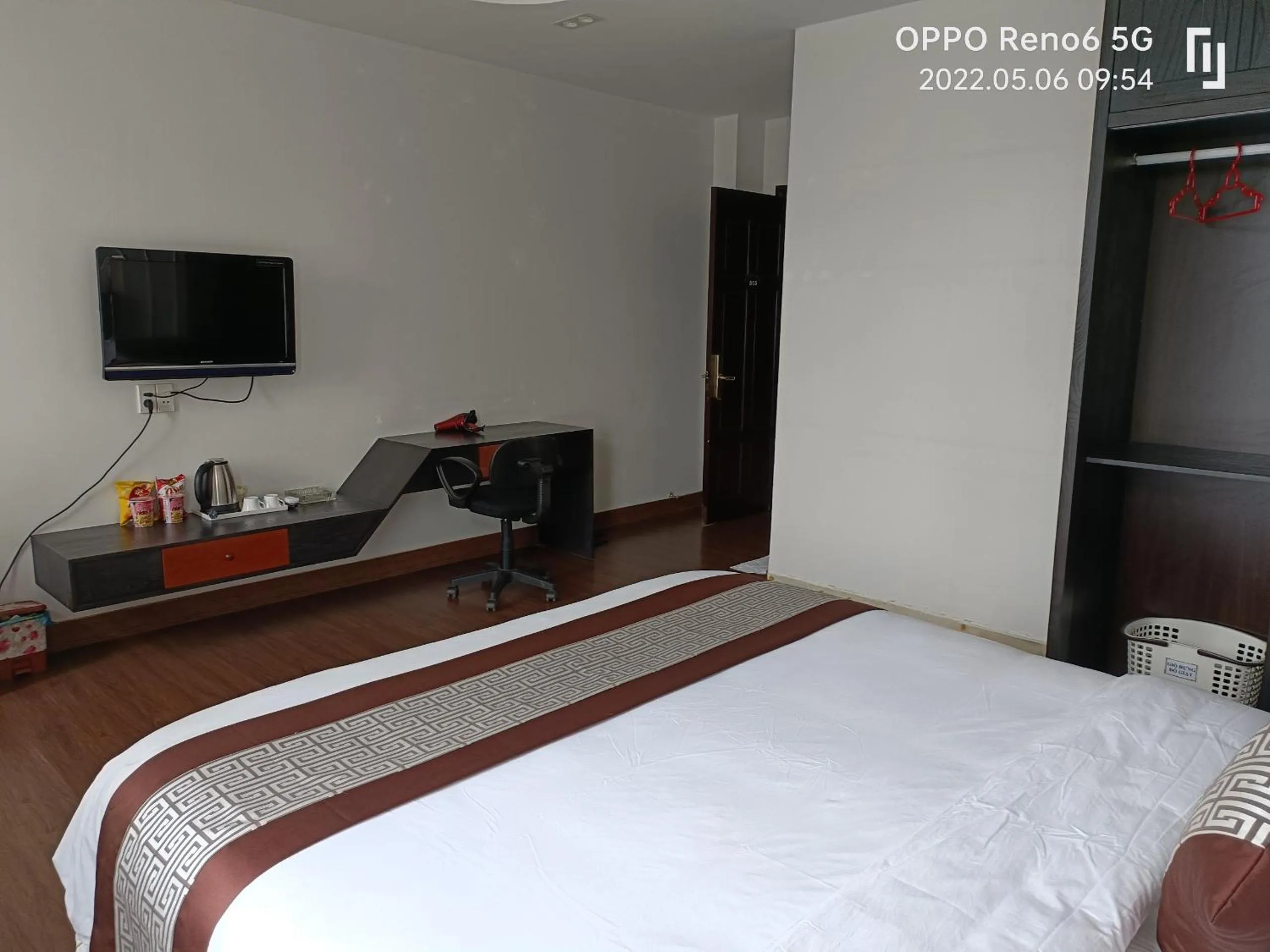 View (from property/room), Bed in SONG HONG VIEW HOTEL