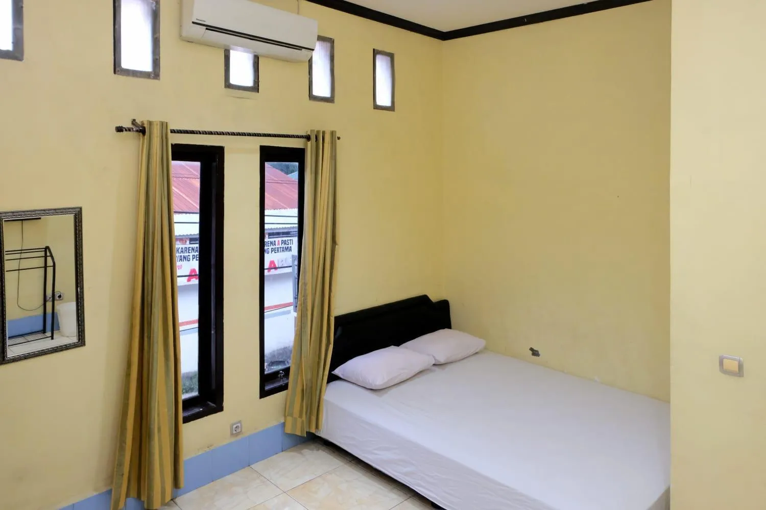 Bedroom, Bed in Hotel Puri Lembang near Universitas Sulawesi Barat Majene