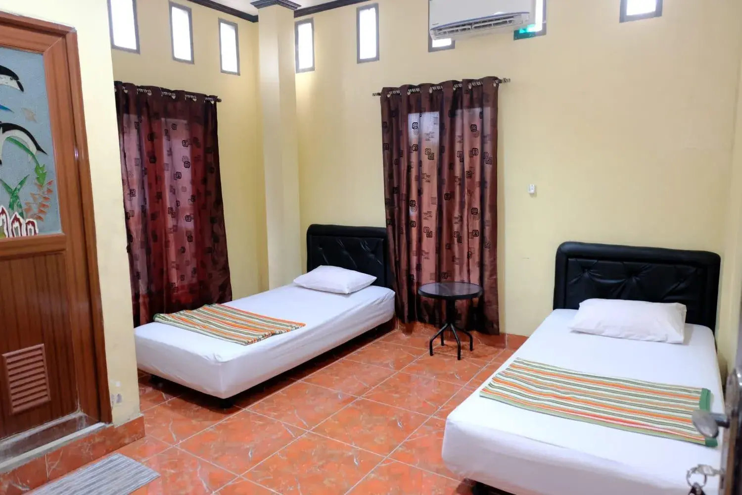 Superior Twin Room in Hotel Puri Lembang near Universitas Sulawesi Barat Majene Superior Twin Room in Hotel Puri Lembang near Universitas Sulawesi Barat Majene