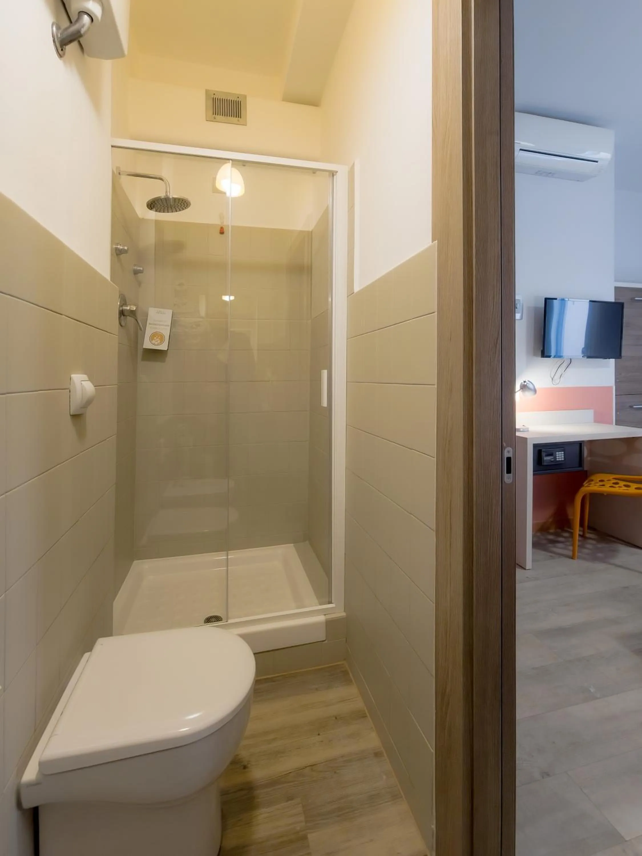 Shower in Hotel Nologo