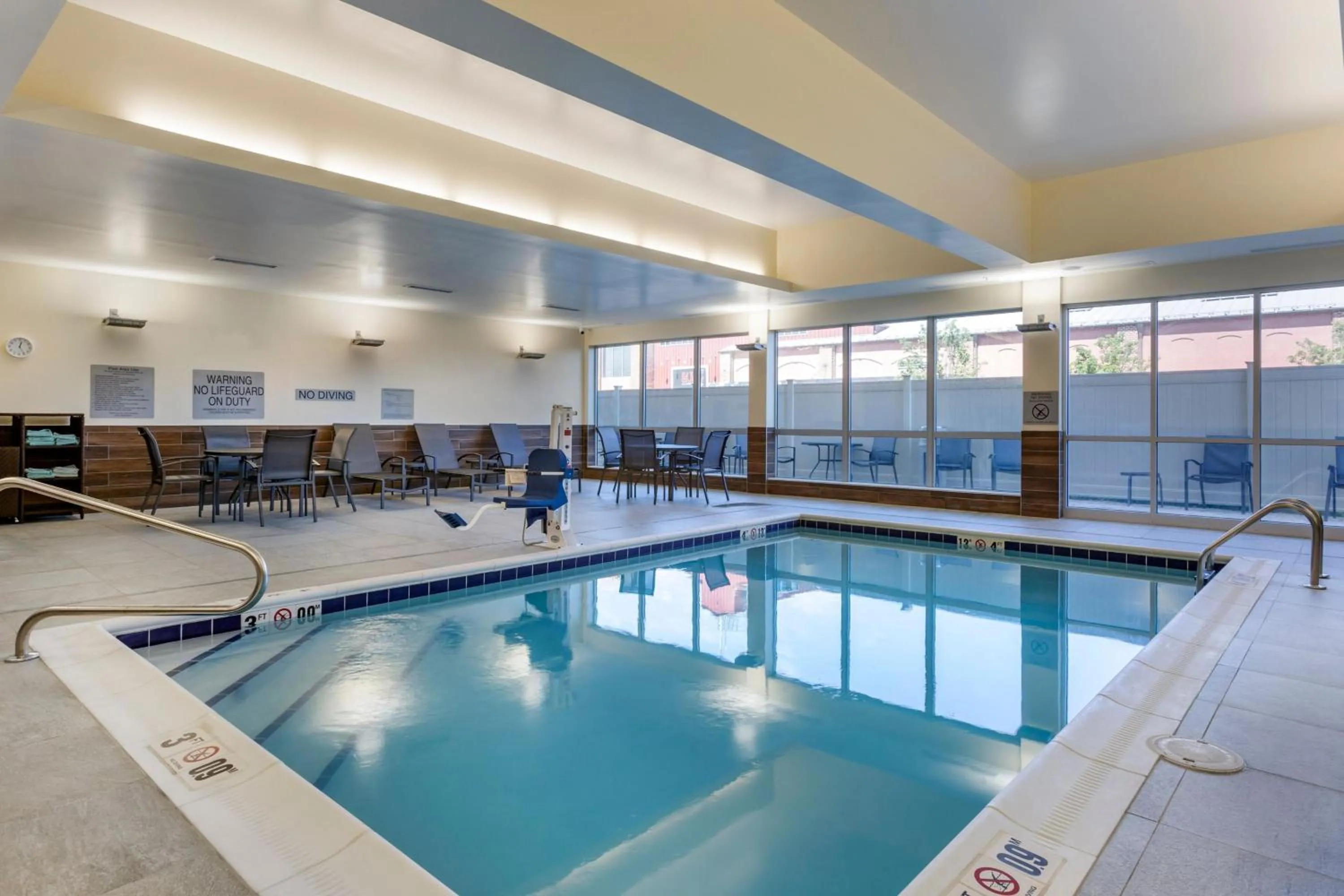 Swimming pool in Fairfield by Marriott Inn & Suites Sandusky