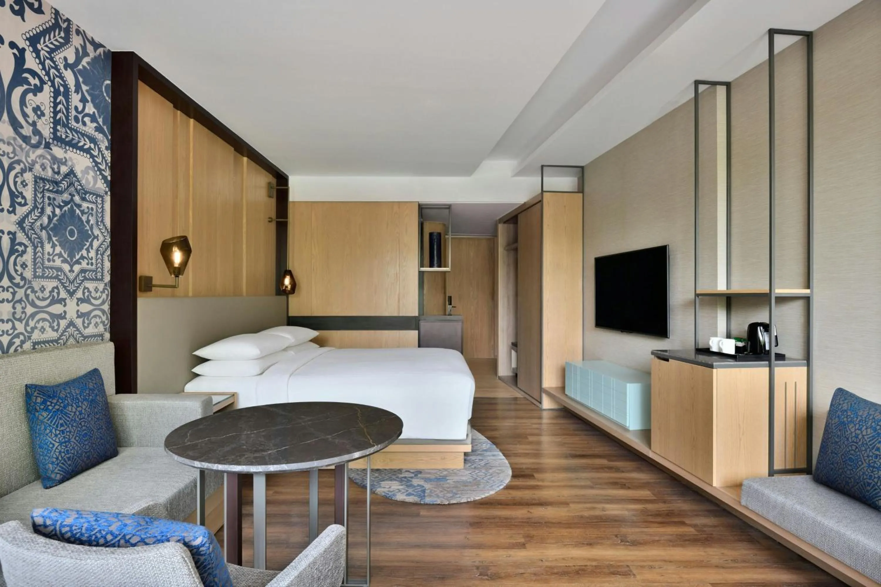 Photo of the whole room, Bed in Aravali Marriott Resort & Spa, Delhi NCR