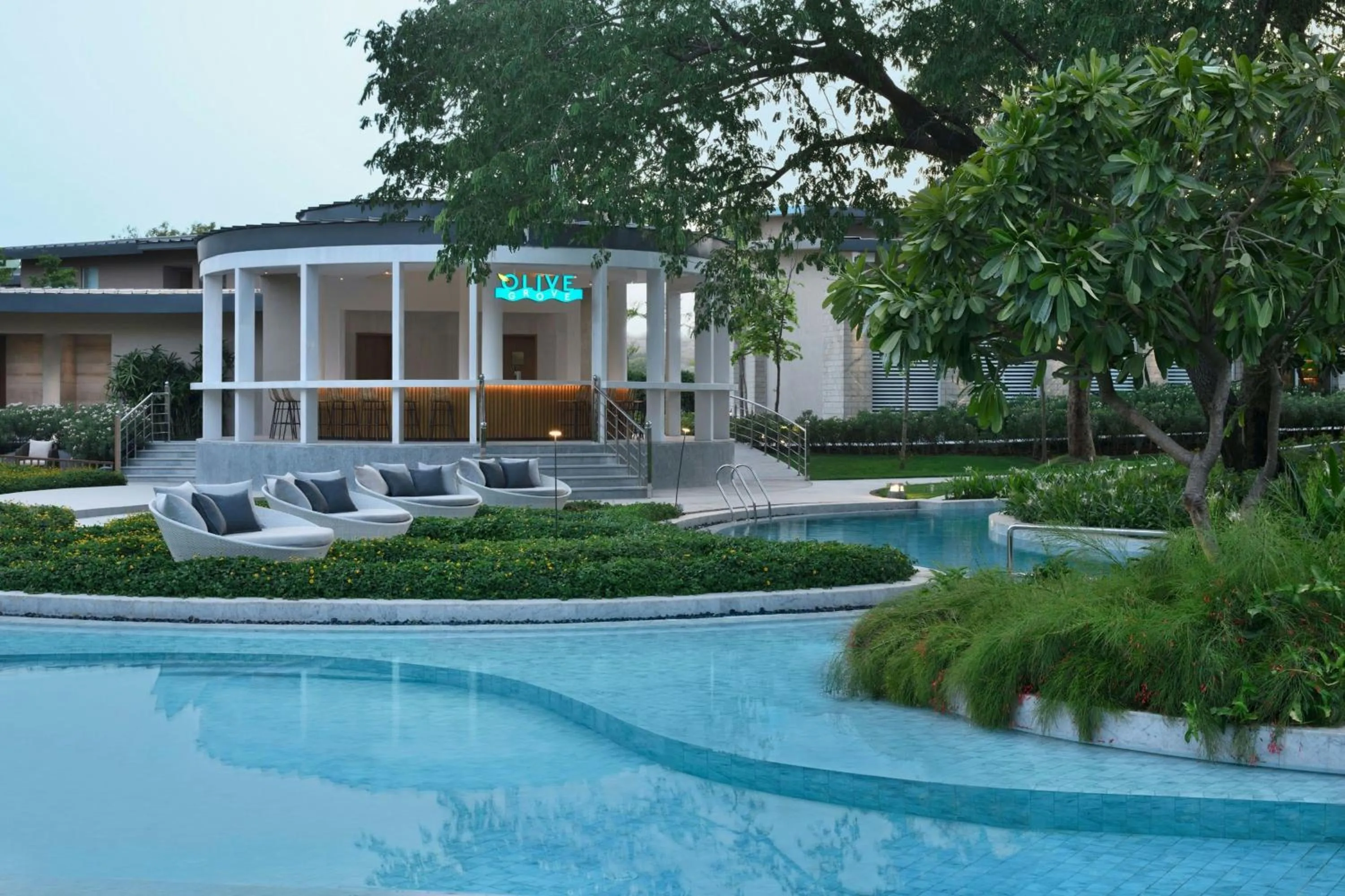 Lounge or bar in Courtyard by Marriott Aravali Resort