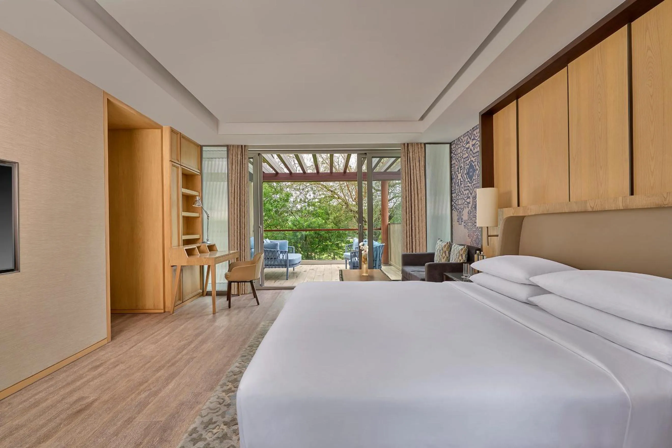 Bedroom, Bed in Aravali Marriott Resort & Spa, Delhi NCR