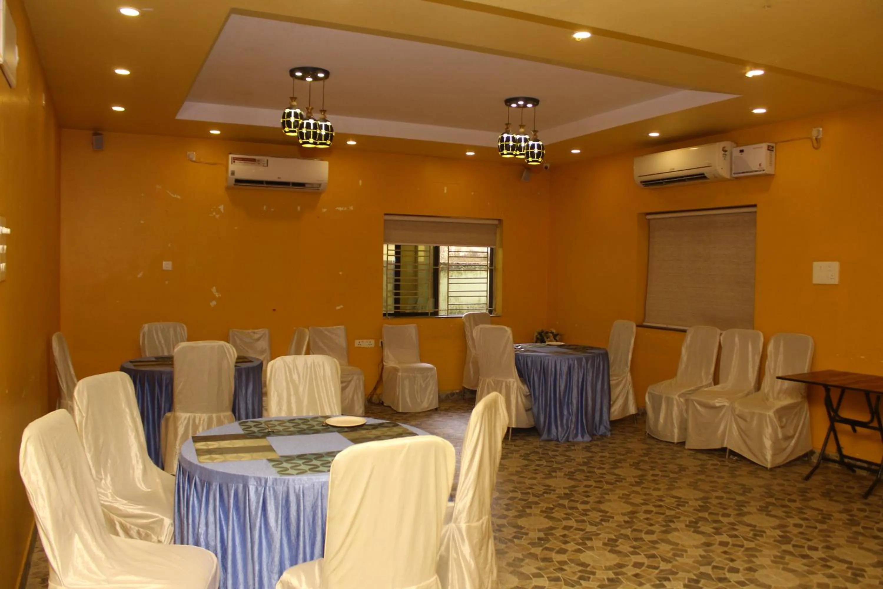 Restaurant/places to eat in CHETAN INN HOTEL
