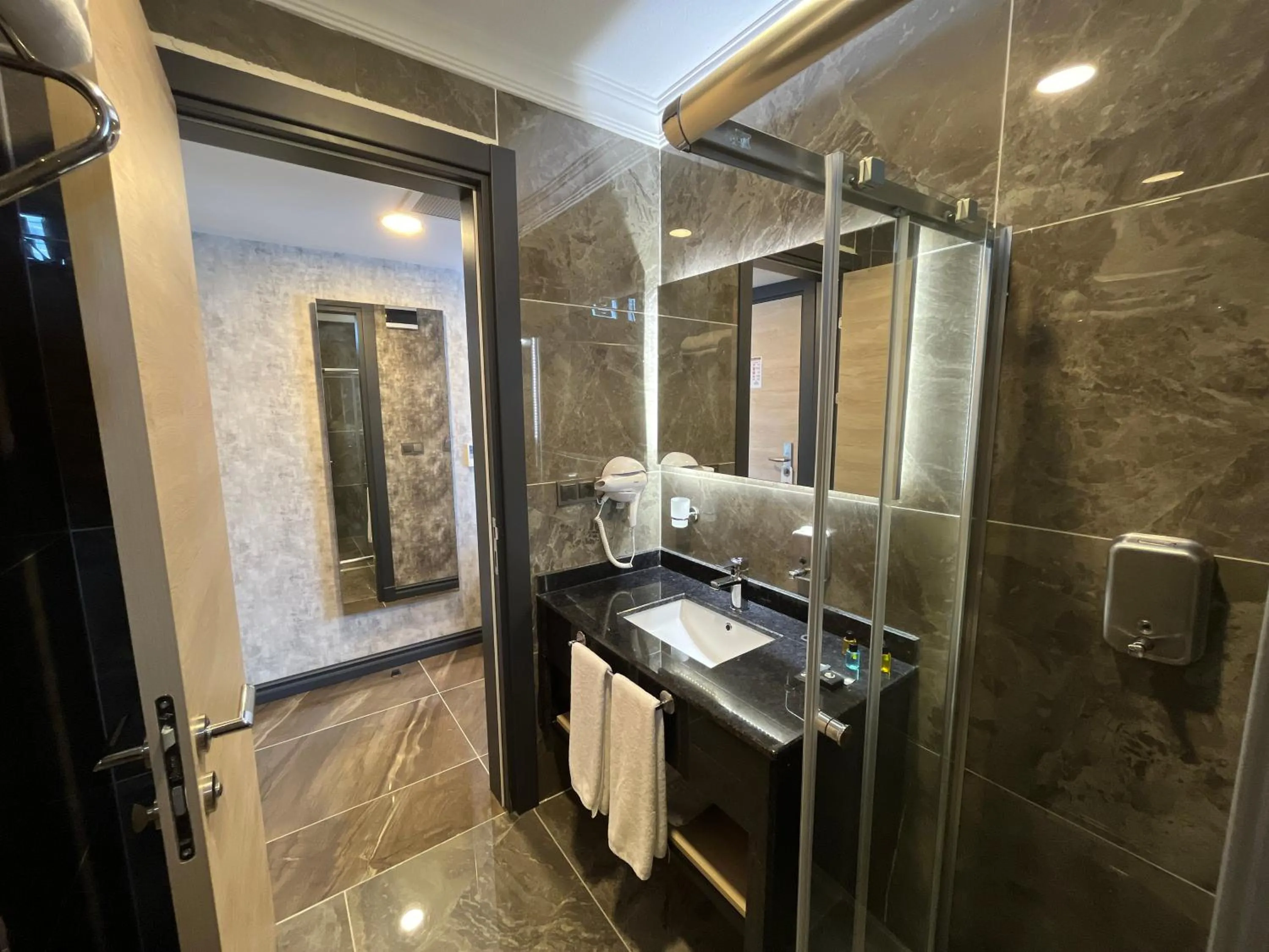 Bathroom in Avni Bey Otel