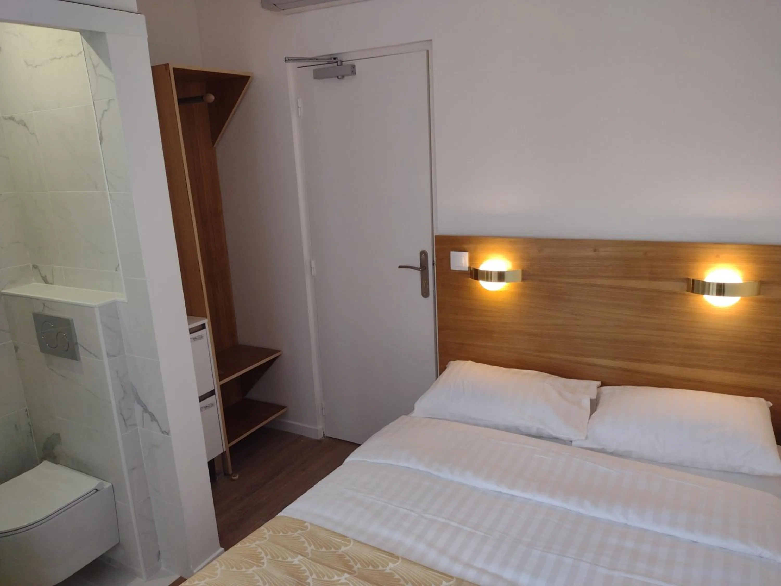 Bedroom, Bed in Dupleix Hotel