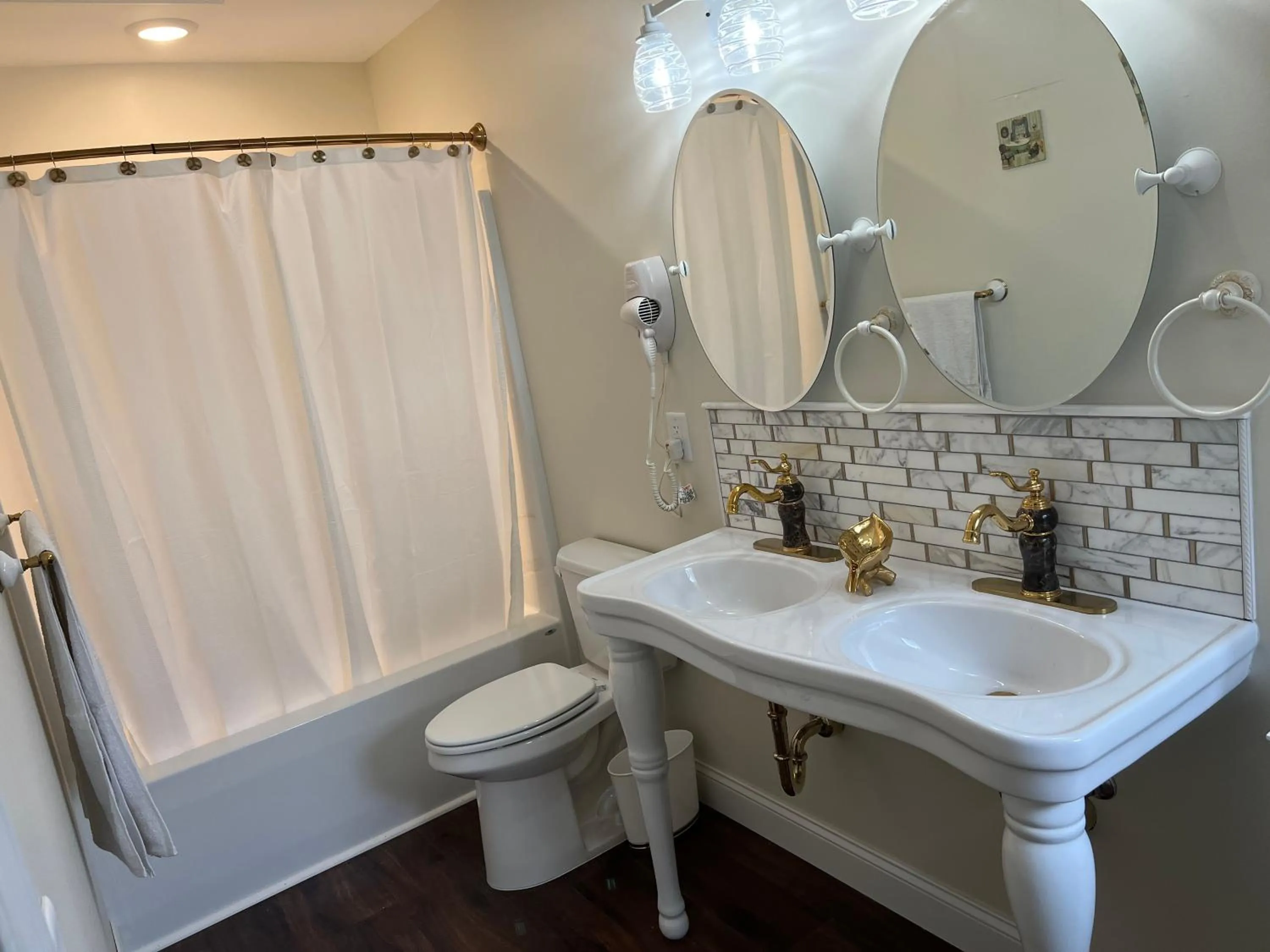 Bathroom in Holland Farmhouse Inn B&B
