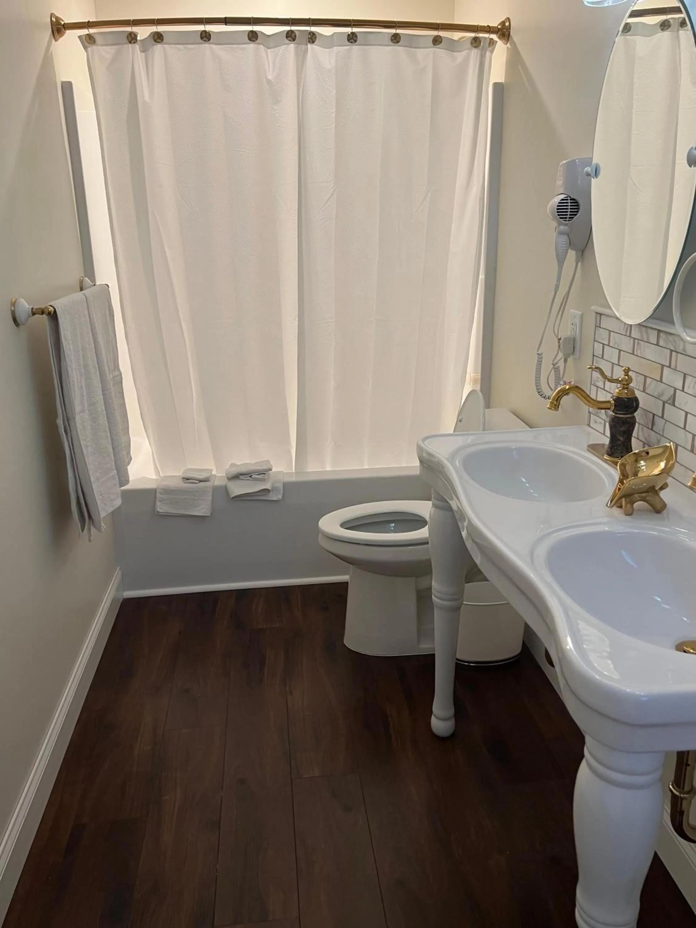 Bathroom in Holland Farmhouse Inn B&B