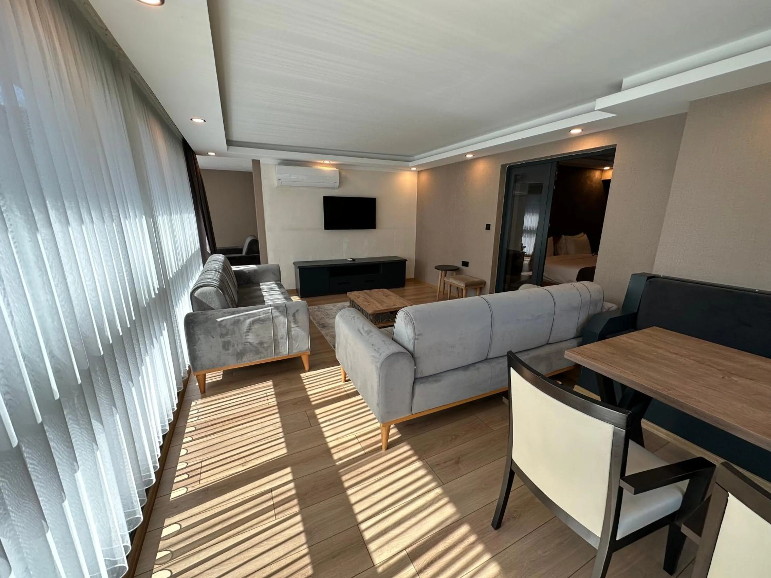 Communal lounge/ TV room in Şehrar Suite Hotel