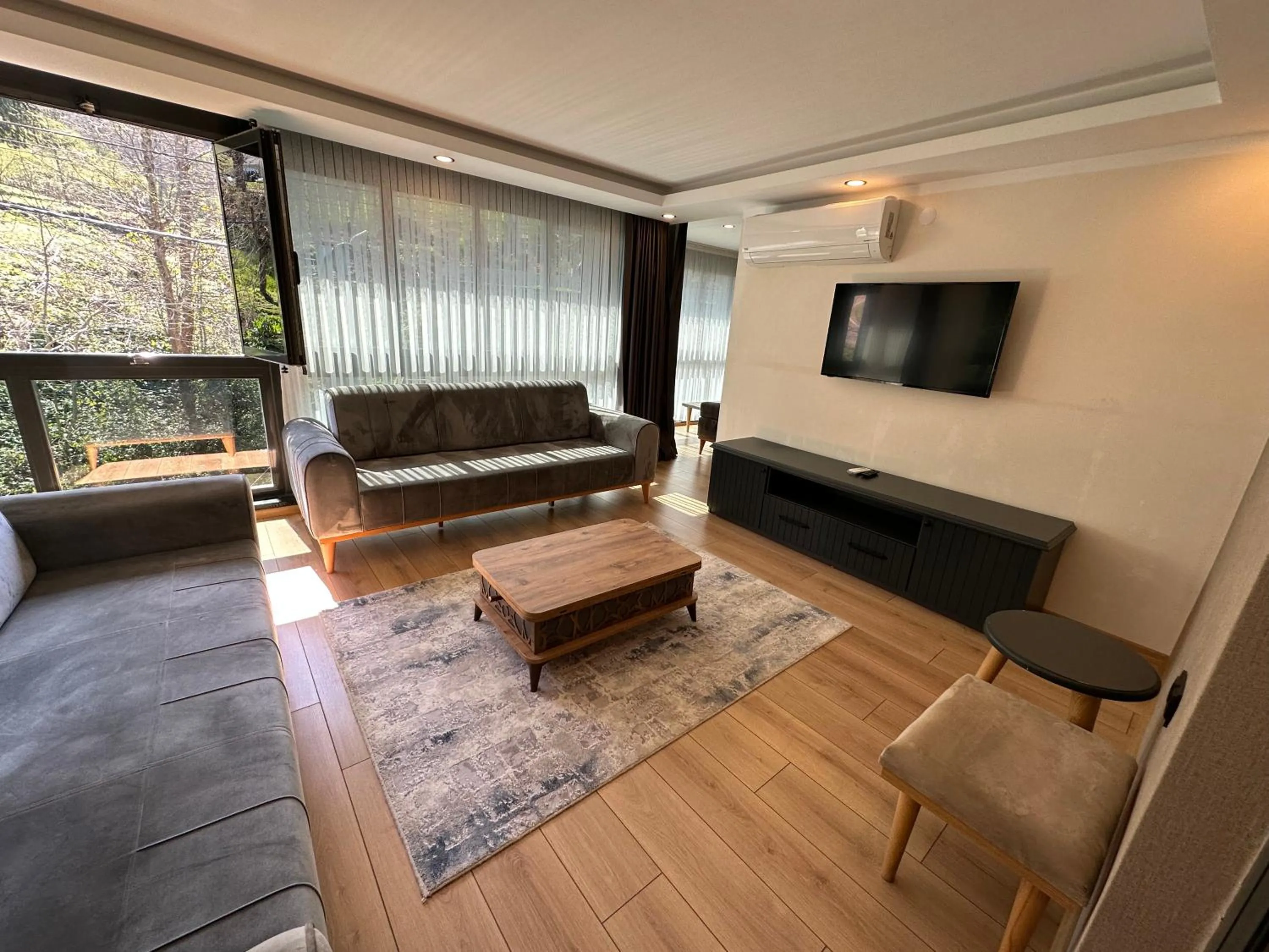 Communal lounge/ TV room in Şehrar Suite Hotel