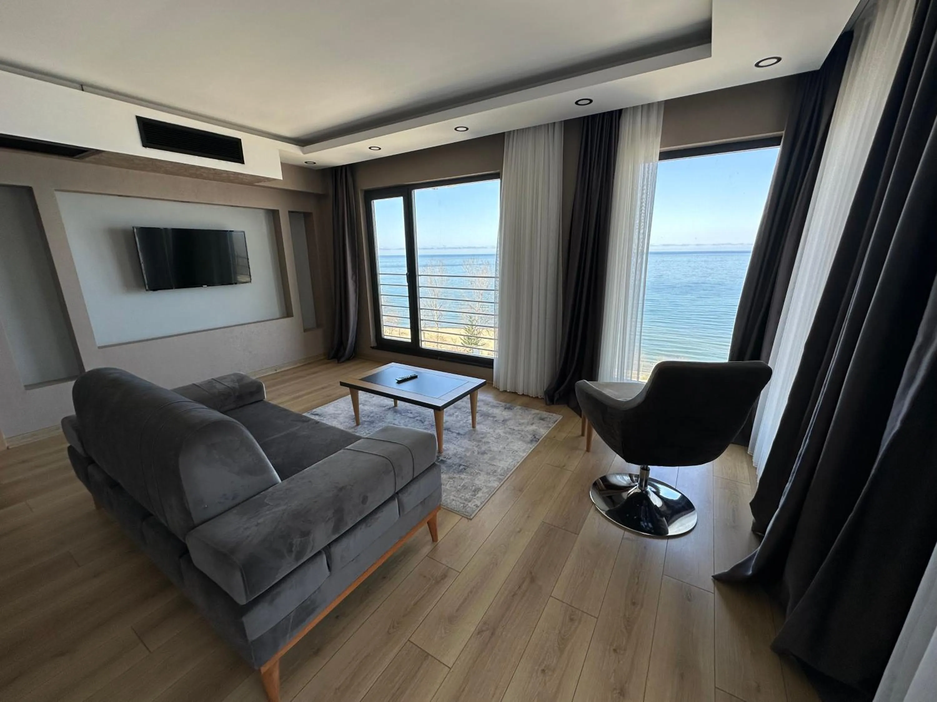 Communal lounge/ TV room in Şehrar Suite Hotel