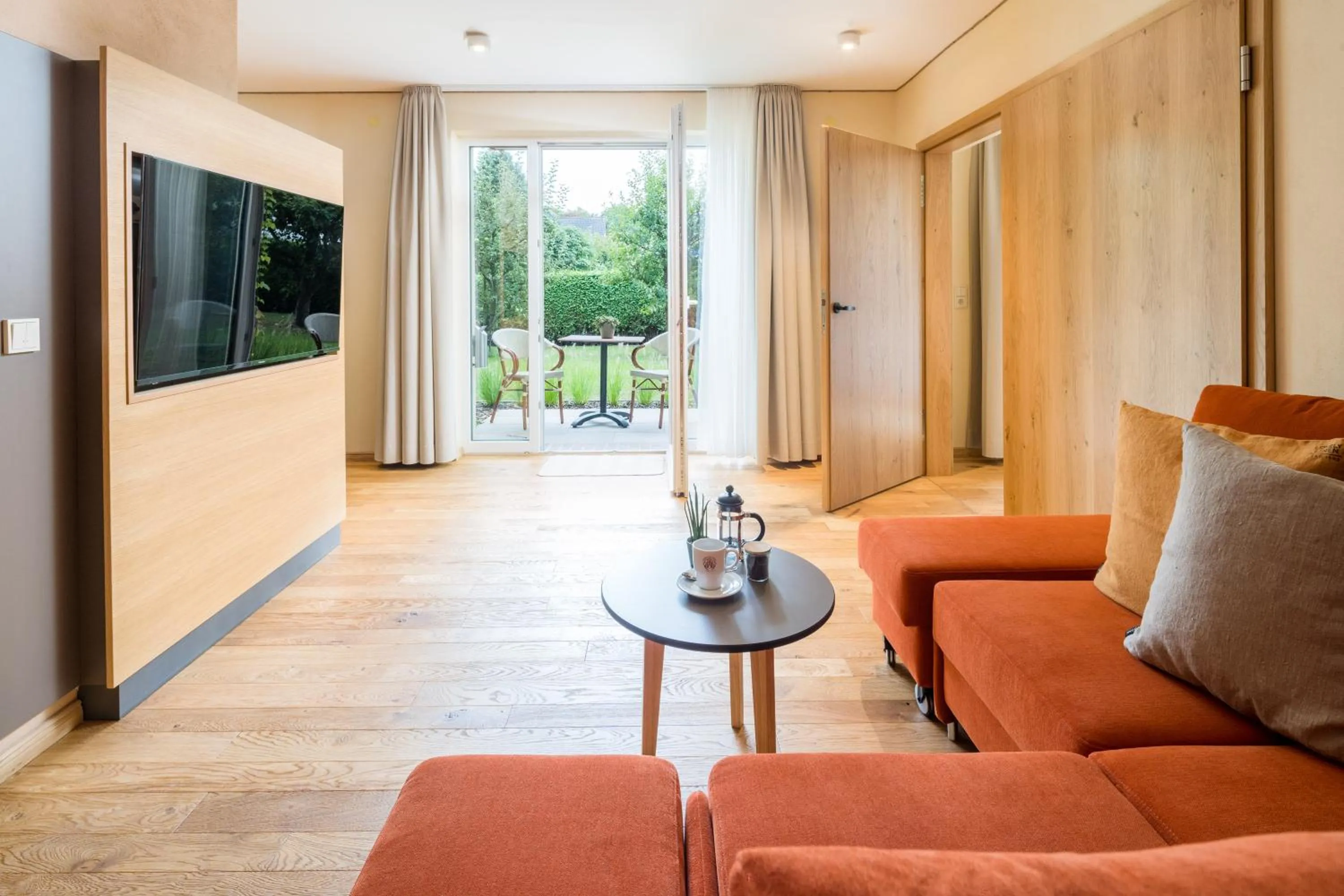 King Room with Roll-In Shower - Disability Access in Parkhotel Jever
