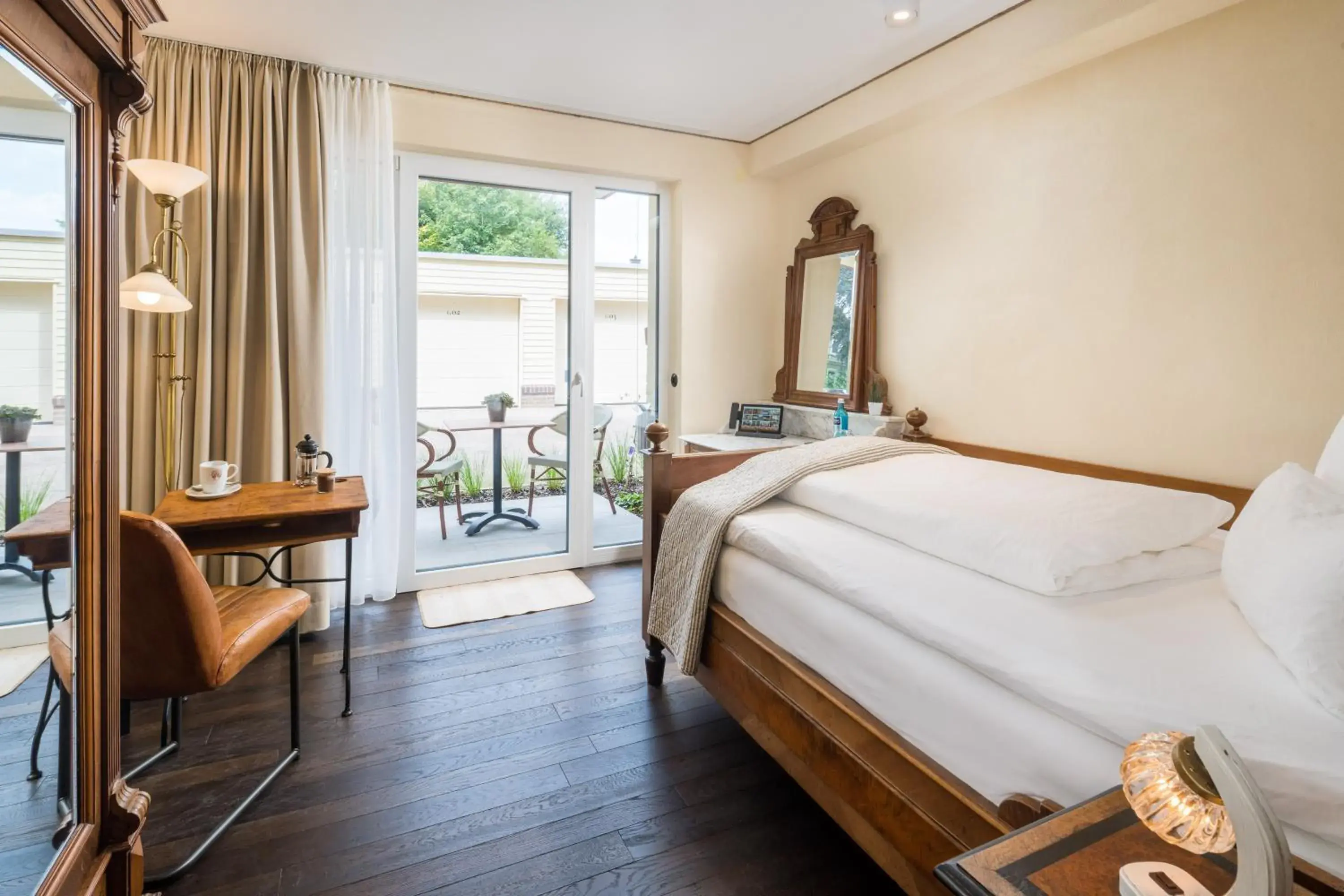 Deluxe Single Room in Parkhotel Jever Deluxe Single Room in Parkhotel Jever