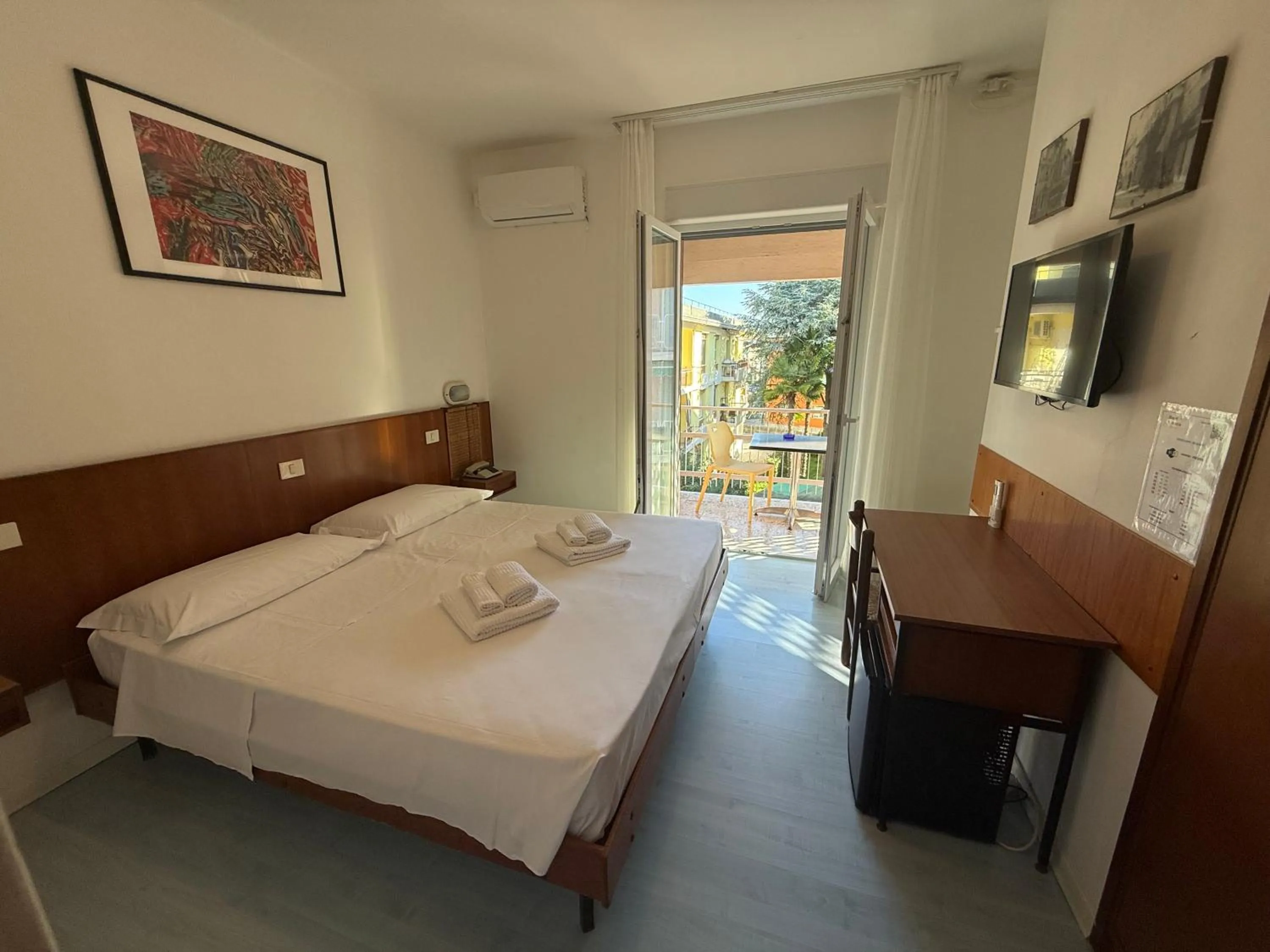 Balcony/Terrace, Bed in Hotel Helvetia