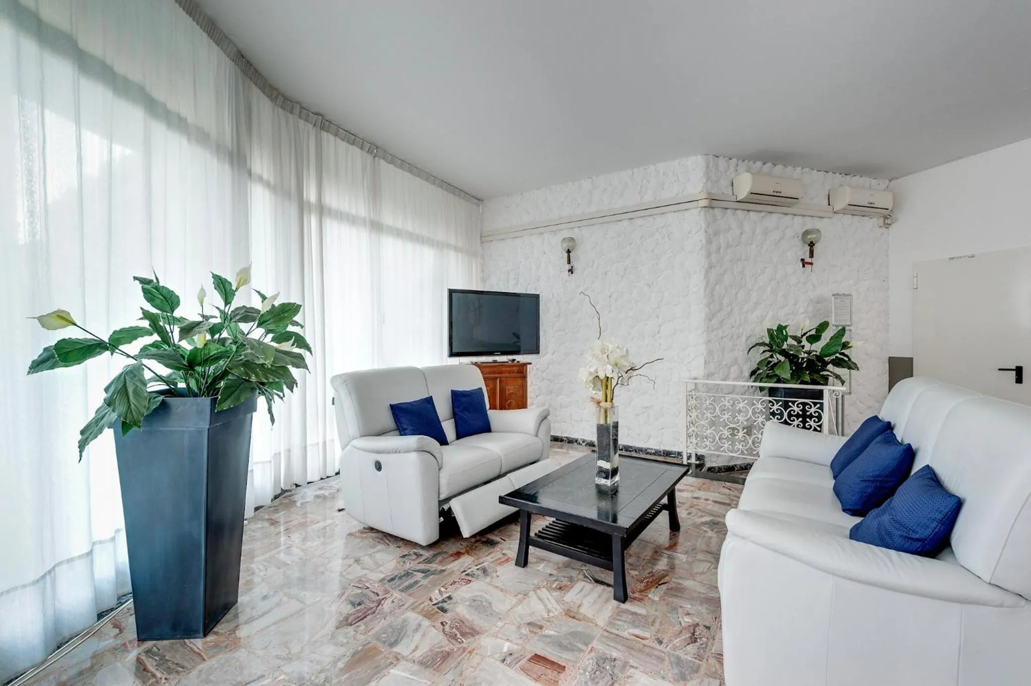 Communal lounge/ TV room in Hotel Helvetia