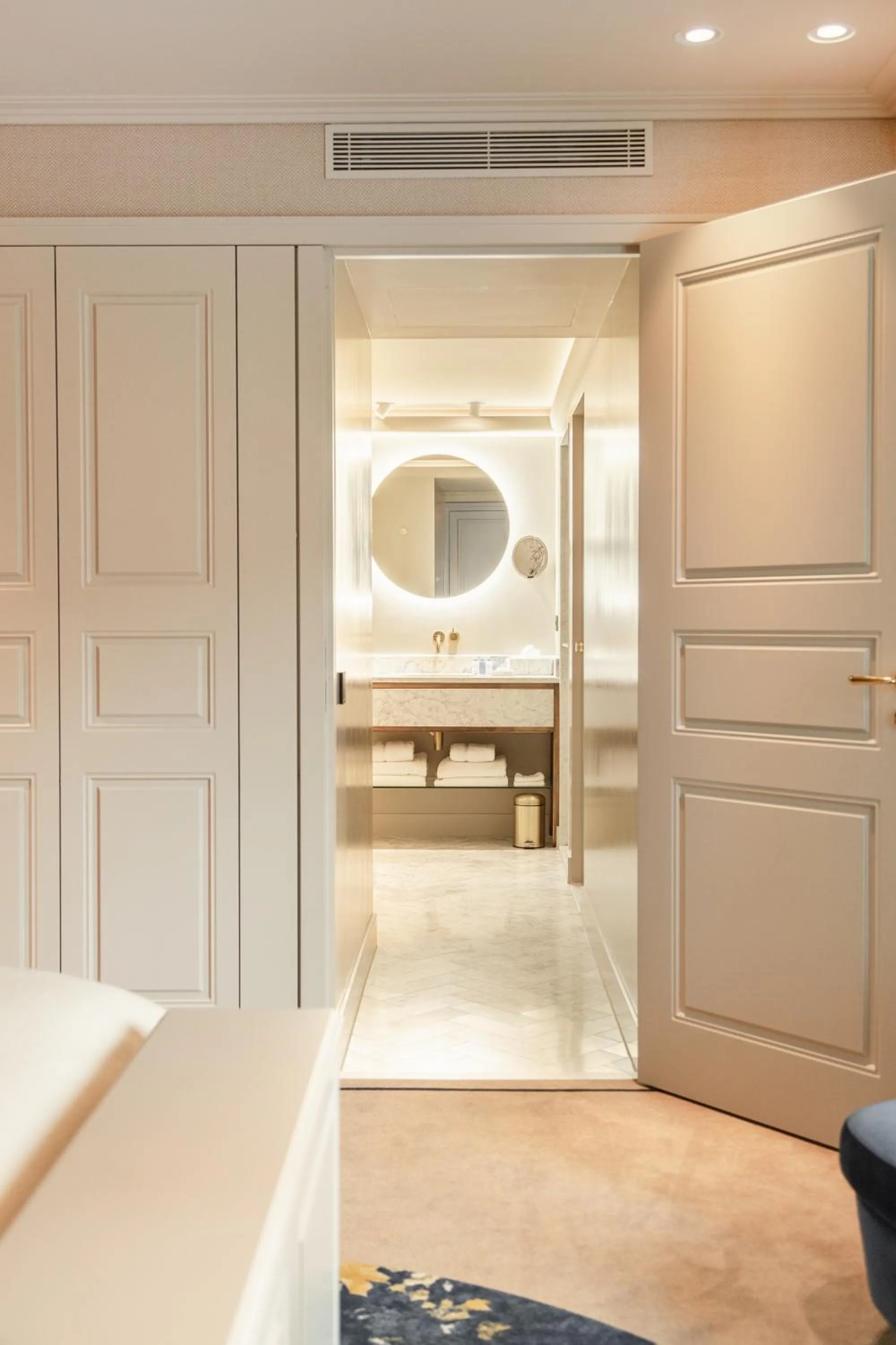 towels, Bed in Hotel 717