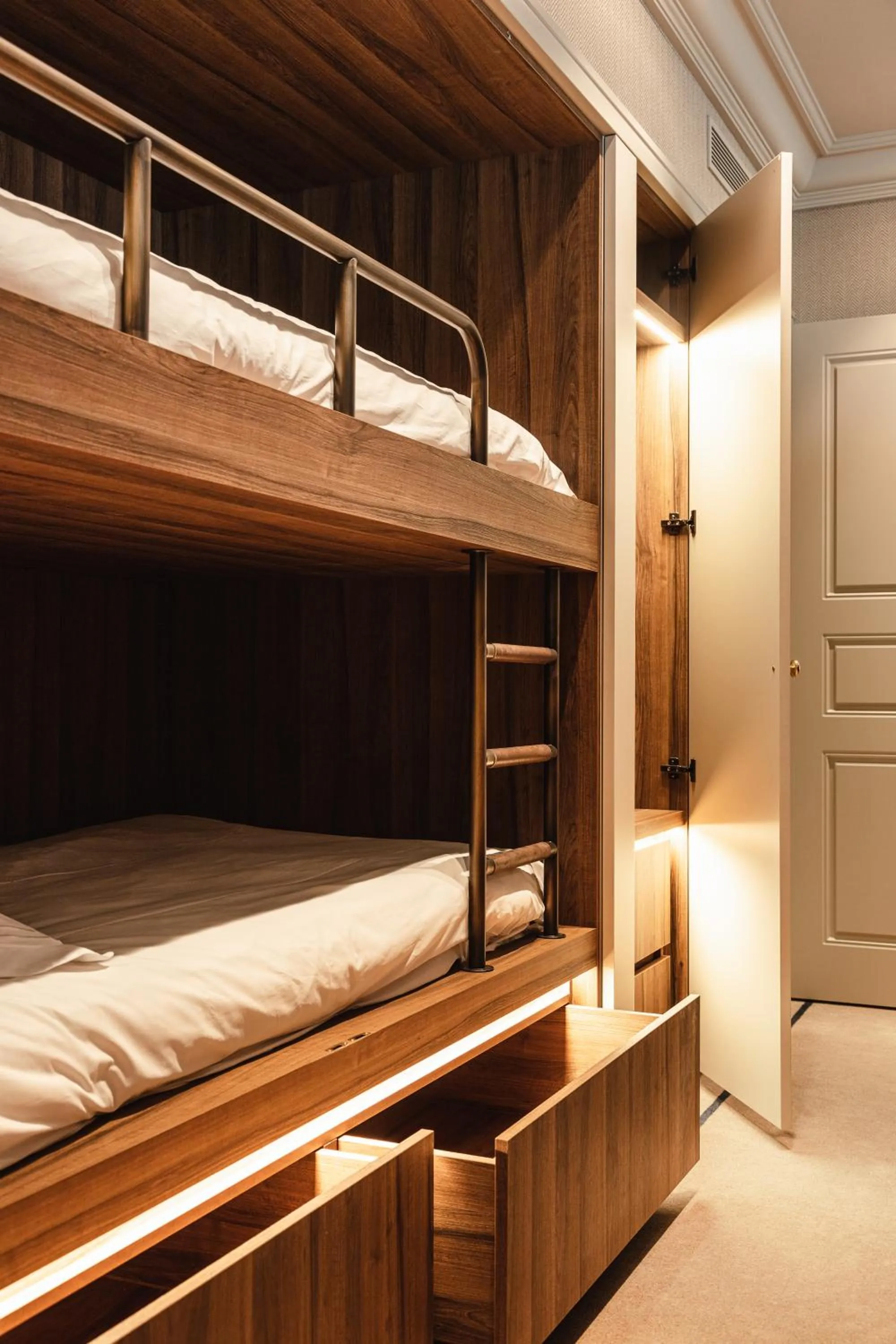 bunk bed, Bed in Hotel 717