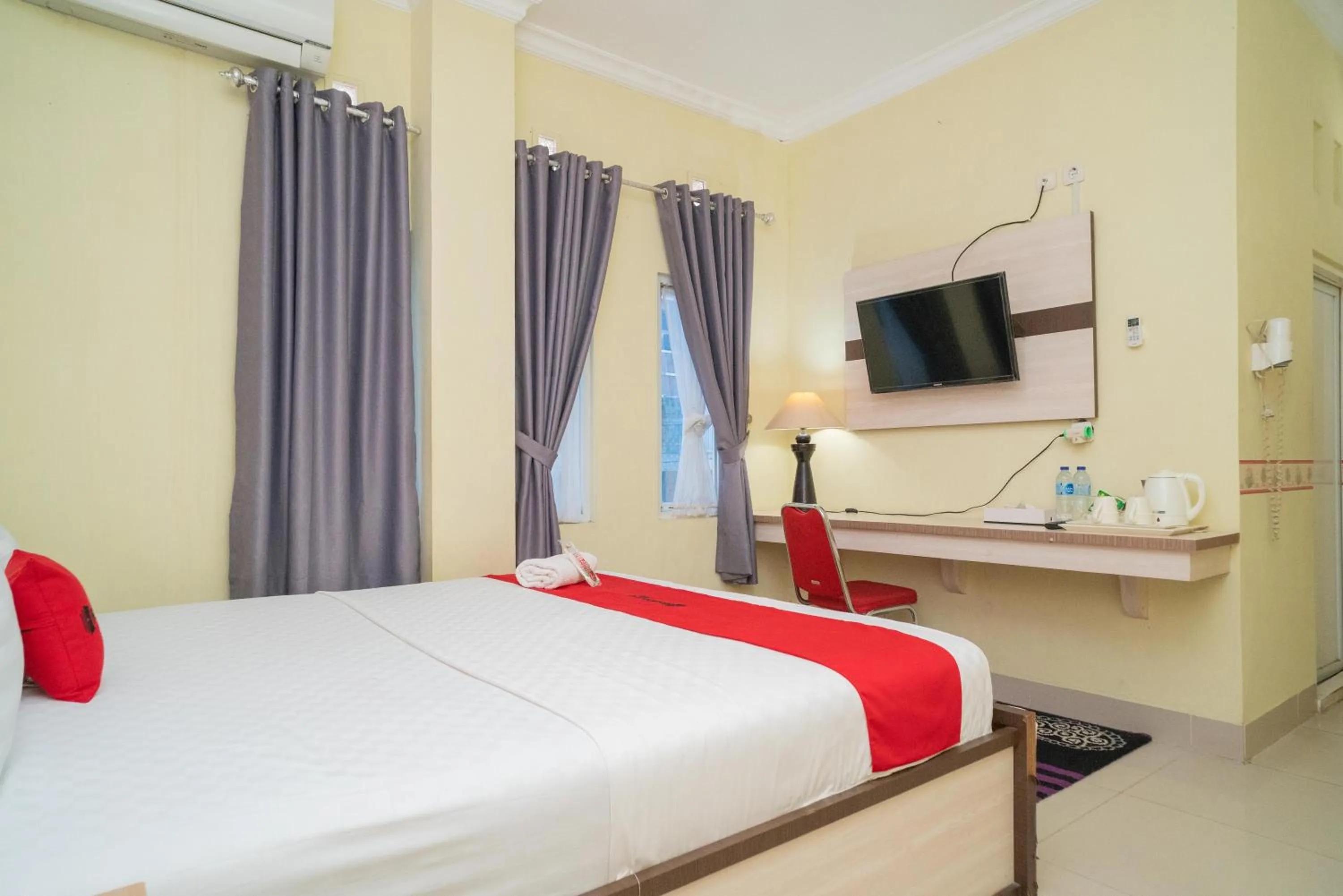 Bed in RedDoorz Syariah Near Lapangan Dwiwarna Barabai